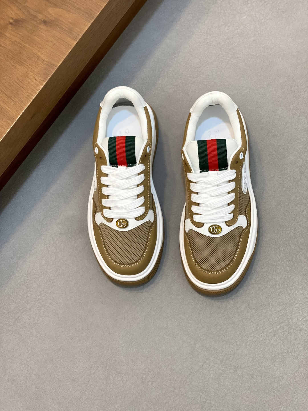 NO:347438,【Gucci】Gucci - High-end quality Original single - Upper Napa calfskin, lychee calfskin, computer embroidery brand totem - Inner water dyed cowhide - Outsole ultra-light TPU·rubber; Two-color molded sole - Ultra-high quality control·fine workmanship highlighted (high-end, noble, grade) -Size 38-44 (38 45 can be customized),,gucci,gucci,cowhide19860909【Gucci】古驰 -高端品质 原单 -鞋面纳帕小牛皮、荔纹小牛皮、电脑刺绣品牌图腾 -内里水染牛皮 -大底超轻TPU·橡胶；双色成型大底 -超高品控·做工精细凸显(高端·贵气·档次) -Size 38-44（38 45可订做),,gucci,gucci,cowhide,Men's shoes