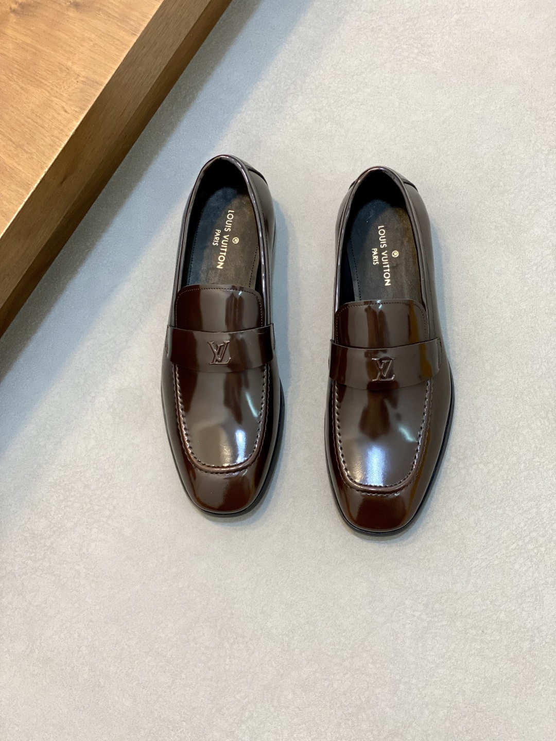 NO:339254,New product LV~SAINT GERMAIN Louis Vuitton loafers. This loafer leather shoes are made of imported beads with bright leather/high-quality high mercerized matte cowhide/imported soft waxed cowhide leather, which implicitly embellishes the collar and decorative strips. Monogram pattern. The inner water dyed cowhide is made of traditional Sacchetto craftsmanship, showing Louis~'s exquisite shoemaking technology. Size39-44 (38.45. Customized), Louis Vuitton leather shoes, louis vuitton, louitton, saint laurent, loafers, cowhide19860909新品 LV～SAINT GERMAIN路易威登 乐福鞋. 本款乐福鞋皮鞋以进口开边珠亮皮/精品高丝光磨砂牛皮/进口柔软蜡面牛皮塑造优雅构型,为鞋领和饰带含蓄点缀 Monogram 图案.内里水染牛皮打造 传统 Sacchetto 工艺令鞋身轻盈灵巧,彰显路易～的精湛制鞋技术. Size39-44（38.45.定制）,路易威登 皮鞋,louis vuitton,louis vuitton,saint laurent,loafers,cowhide,Men's shoes