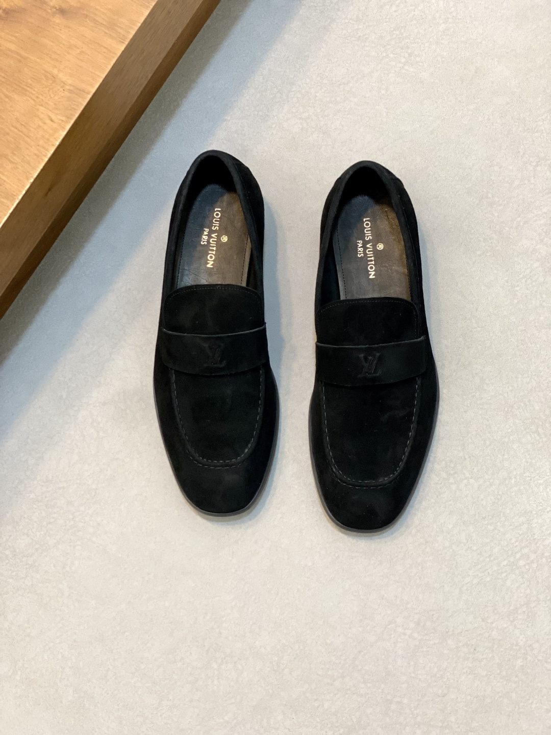 NO:339264,New LV~SAINT GERMAIN Louis Vuitton Loafers. This loafer leather shoes are made of imported beaded bright leather/high-quality high mercerized matte cowhide/imported soft waxed cowhide leather, which implicitly embellishes the collar and decorative strips. Monogram pattern. The inner water dyed cowhide is made of traditional Sacchetto craftsmanship, showing Louis~'s exquisite shoemaking technology. Size39-44 (38.45. Customized), Louis Vuitton leather shoes, louis vuitton, louitton, saint laurent, loafers, cowhide19860909新品LV～SAINT GERMAIN路易威登 乐福鞋. 本款乐福鞋皮鞋以进口开边珠亮皮/精品高丝光磨砂牛皮/进口柔软蜡面牛皮塑造优雅构型,为鞋领和饰带含蓄点缀 Monogram 图案.内里水染牛皮打造 传统 Sacchetto 工艺令鞋身轻盈灵巧,彰显路易～的精湛制鞋技术. Size39-44（38.45.定制）,路易威登 皮鞋,louis vuitton,louis vuitton,saint laurent,loafers,cowhide,Men's shoes