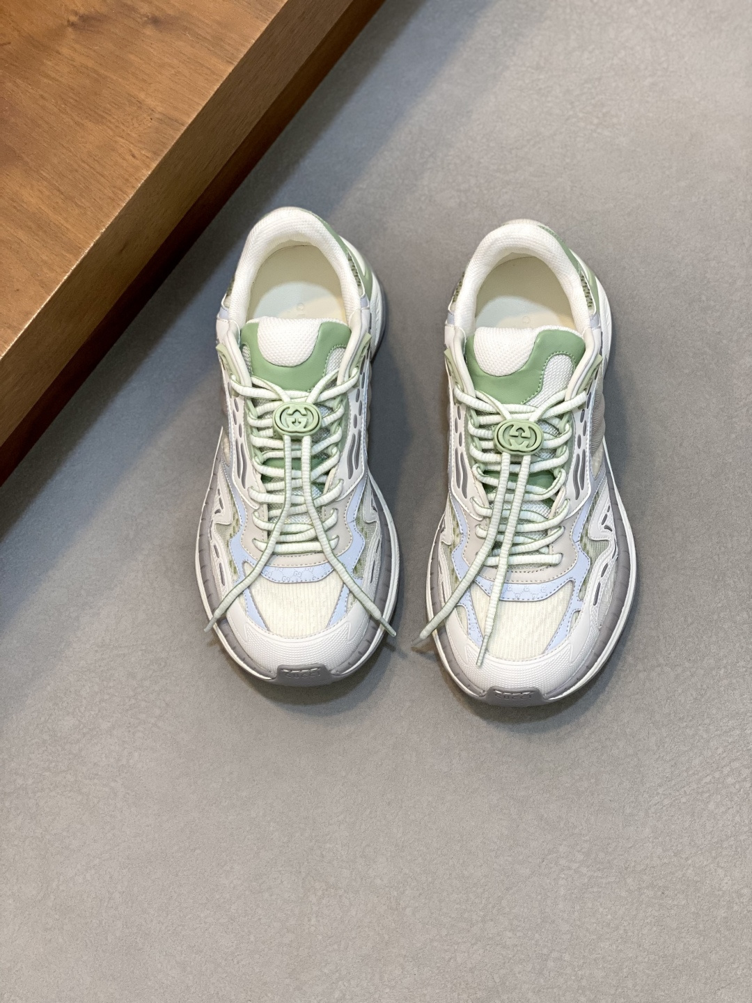 NO:341270,Gucci 2.0 sports shoes, couples, retro, casual shoes, running shoes, original purchase and development, making products, Gucci 2.0 sports shoes are renovated to interpret the brand's iconic striped webbing elements. This sports shoes are renovated to interpret the iconic details, using EVA thick sole, paired with a flexible silhouette, bringing a steady and comfortable wearing experience. Delivery counter exquisite packaging. Fabric original imported cowhide + technology fabric. Inner original imported breathable net. Sole original opening mold is super light foam rubber. Sole thickness is 4CM Size: 39-44 (38, 45, 56 customized), Gucci casual shoes, gucci, sneakers, cowhide19860909Gucci古奇2.0运动鞋 情侣款 复古 休闲鞋 跑鞋 原版购入开发 做货 Gucci 2.0运动鞋焕新演绎品牌标志性条纹织带元素.这款运动鞋焕新诠释标志性细节,采用EVA厚鞋底,搭配灵动廓形,带来稳步舒适穿着体验 配送专柜精美包装 面料原版进口牛皮+科技面料 内里原版进口透气网里 鞋底原版开模超轻发泡橡胶 底厚4CM Size: 39-44（38、45、56订做）,古奇 休闲鞋,gucci,sneakers,cowhide,Men's shoes