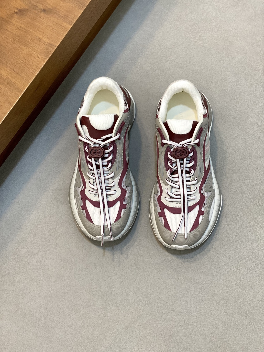 NO:341264,Gucci 2.0 sports shoes, couples, retro, casual shoes, running shoes, original purchase and development, making products Gucci 2.0 sports shoes renovate the brand's iconic striped webbing elements. This sports shoes renovate the iconic details, adopt EVA thick sole, matched with a flexible silhouette, bringing a steady and comfortable wearing experience. Delivery counter exquisite packaging. Fabric original imported cowhide + technology fabric. Inner original imported breathable net. Sole original opening mold ultra-light foam rubber. Sole thickness 4CM Size: 39-44 (38, 45, 56 customized), Gucci casual shoes, gucci, sneakers, cowhide19860909Gucci古奇 2.0运动鞋 情侣款 复古 休闲鞋 跑鞋 原版购入开发 做货 Gucci 2.0运动鞋焕新演绎品牌标志性条纹织带元素.这款运动鞋焕新诠释标志性细节,采用EVA厚鞋底,搭配灵动廓形,带来稳步舒适穿着体验 配送专柜精美包装 面料原版进口牛皮+科技面料 内里原版进口透气网里 鞋底原版开模超轻发泡橡胶 底厚4CM Size: 39-44（38、45、56订做）,古奇 休闲鞋,gucci,sneakers,cowhide,Men's shoes