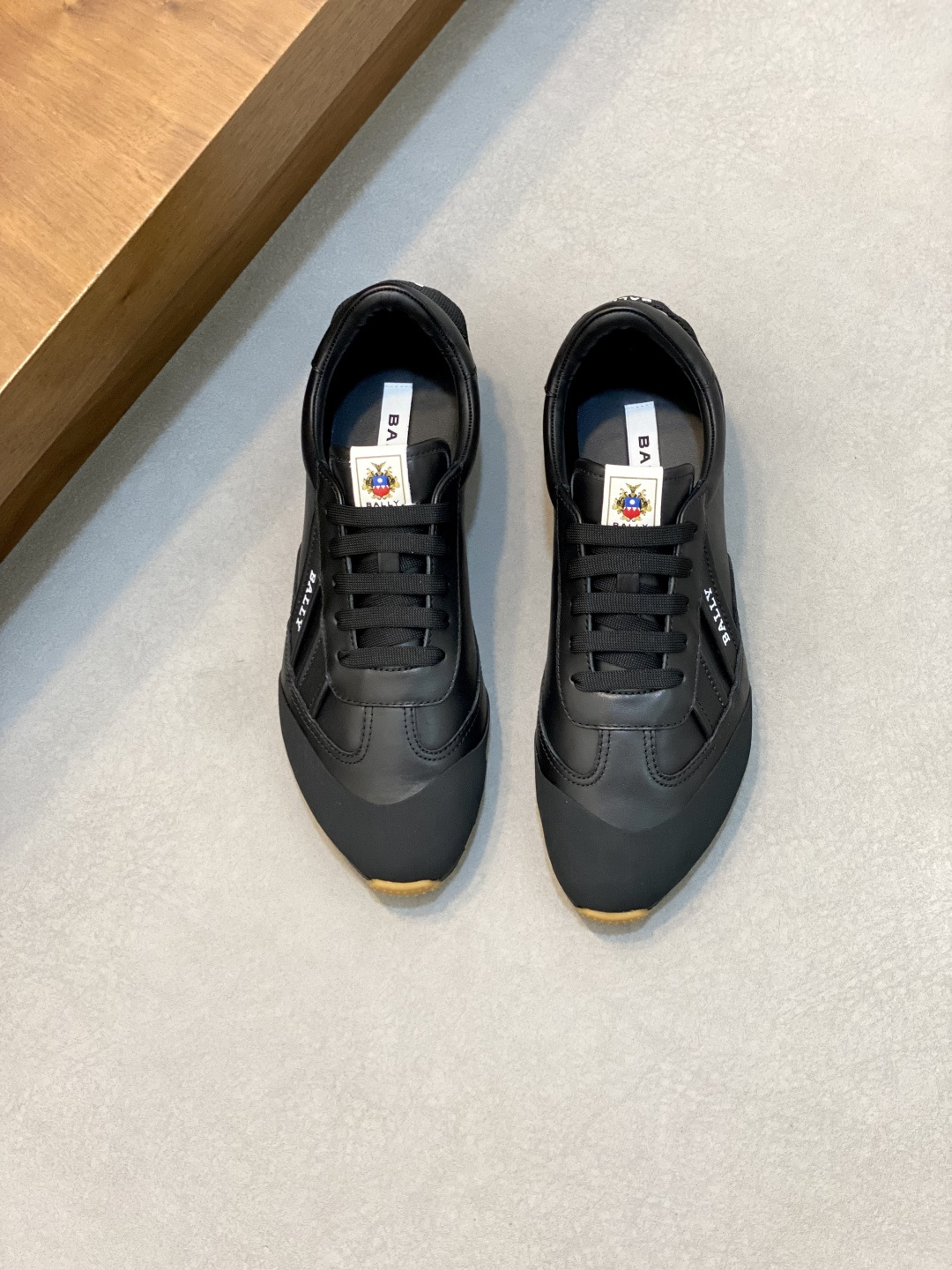 NO:340535,Bally/Bally New Men's Leather Casual Sports Shoes This sneaker features a smooth calfskin upper, TPU wrapping details toe, better protecting the toes, the outside is decorated with iconic leather webbing elements, and the brand logo logo is printed with silk-printed. The tongue is decorated with logo badge, the heel is equipped with webbing shoe lifting tab, paired with a two-color rubber sole, the outsole is equipped with anti-slip particles, and the entire cowhide inner lining is equipped with exclusive webbing logo cowhide insole. The style is atmospheric and fashionable, and the foot is light and comfortable, and it is packaged with the original box!  Size 39-40-41-42-43-44 Leather Shoe Size, Bally Casual Shoes, Bally, Sneakers, Cowhide19860909Bally/巴利 新款男士皮革休闲运动鞋 这款运动鞋采用光滑小牛皮鞋面,鞋头TPU包裹细节,更好的保护脚趾,外侧饰以标志性皮革织带元素装饰,并丝印有品牌logo徽标,鞋舌饰以logo徽章,后跟配有织带鞋提拉袢,搭配双色橡胶鞋底,外底配有防滑颗粒,全牛皮内里配以专属织带Logo牛皮鞋垫,款式大气时尚,上脚轻便舒适,配原盒包装！ 码数39-40-41-42-43-44 皮鞋尺码,巴利 休闲鞋,bally,sneakers,cowhide,Men's shoes