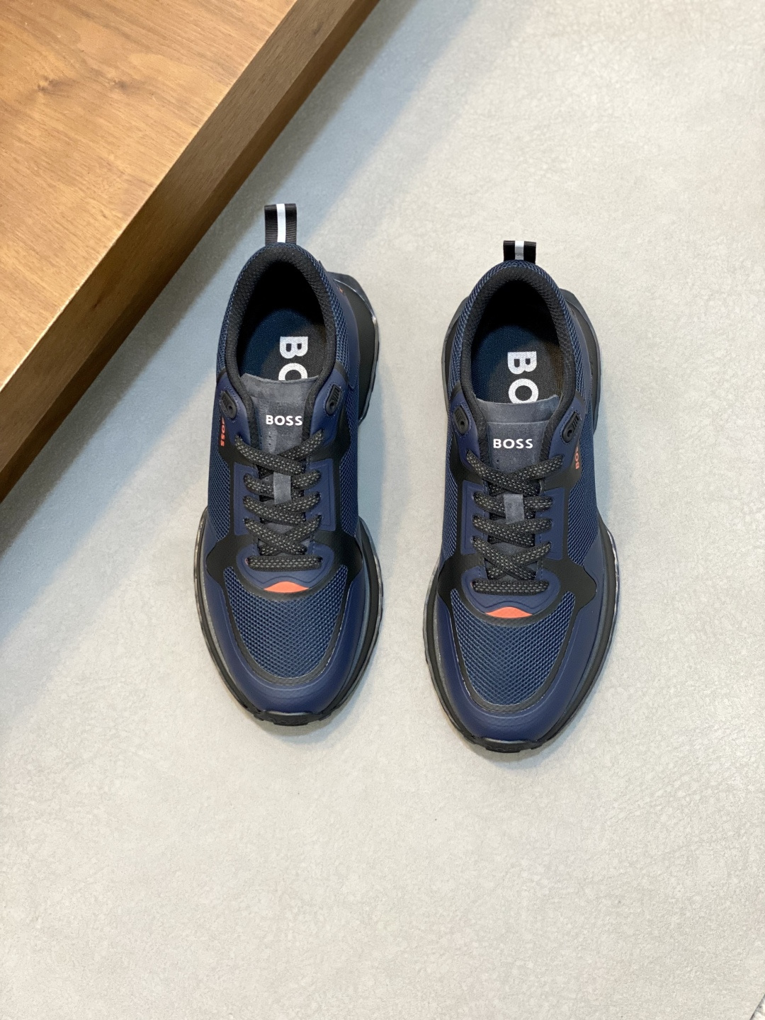 NO:341482,BOSS men's new leather fabric low-top casual sports shoes. Top quality products from Dongguan, BOSS lace-up casual sports shoes, made of mixed material upper, light, comfortable and breathable, classic sports style, paired with rubber foam midsole and EVA outsole, brand logo logo on the outside and tongue, fabric inner and foot pads, soft, comfortable and breathable on the upper, and equipped with dust bags for the original box packaging!  Size 39-40-41-42-43-44 (45 customized) standard leather shoe size, BOOS casual shoes, sneakers19860909BOSS 男士新款皮革织物低帮休闲运动鞋 莞产顶级高品,BOSS系带休闲运动鞋,采用混合材质接鞋面,轻盈舒适透气,经典运动风格,搭配橡胶发泡中底和EVA外底,外侧和鞋舌饰有品牌logo标识,织物内里及垫脚,上脚柔软舒适透气,配原盒包装防尘袋！ 码数39-40-41-42-43-44（45订做）标准皮鞋码,BOOS 休闲鞋,sneakers,Men's shoes