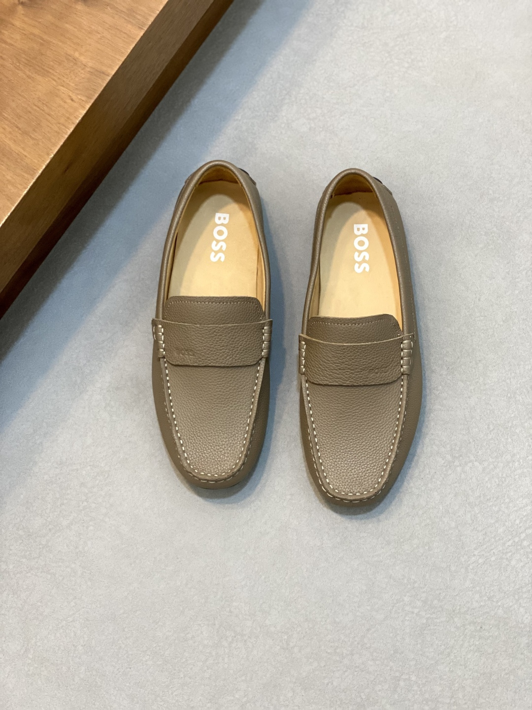 NO:341485,Hot new products in stock. High-quality home boss men's beanie shoes, high-quality, high-end driving shoes, full packaging!  Imported cowhide material. Imported high-quality water-dyeed cowhide inner wear-resistant sole. Features are high-end and comfortable. Pure handmade to create the perfect shoes that suit you. Size (39-44) can be customized for 38.45 standard sizes!  ,BOOS casual shoes,cowhide19860909爆款现货新品.高品质家BOSS男士豆豆鞋高品质,高端开车鞋,配全套包装！ 材质进口牛皮.进口优质水染牛皮内里耐磨大底 特点高档舒适 纯手工制作 打造最适合您的的完美鞋履 码数(39-44）可定做38.45标准码！,BOOS 休闲鞋,cowhide,Men's shoes