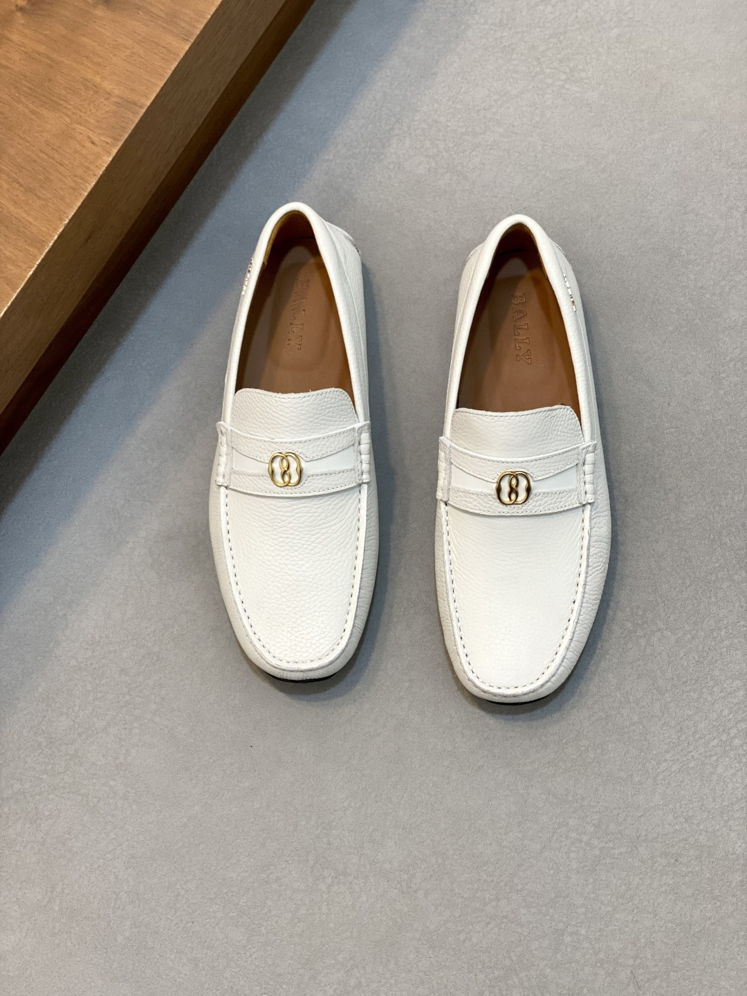 NO:341443,Bally/Bally Men's new lazy driving shoes, Dongguan's raw materials are very popular!  It uses a lychee-patterned calf leather upper, with delicate leather patterns and clear textures, and a super comfortable feel. The leather horizontal band is decorated with a unique double B gold letter chain brand logo. The 