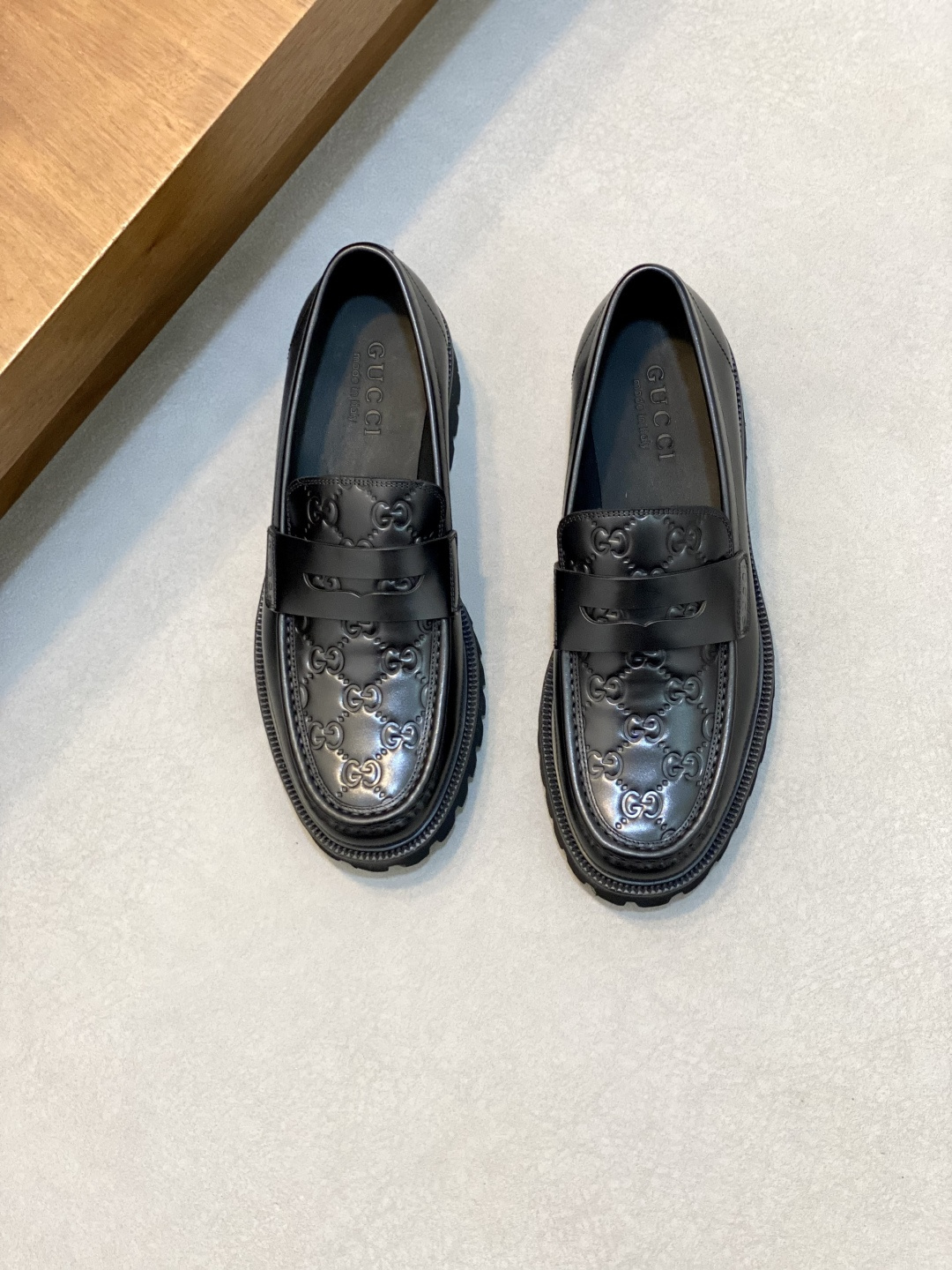 NO:353995,Gucc* — Gucci Gujia 24 new style interlocking double G men's loafers, men's formal casual leather shoes, cleverly uses unique design elements to inject fresh vitality into the collection design. On this black leather loafer, the interlocking double G chain strap is presented ingeniously on the shoe body, injecting full of novelty into the entire design. The upper material is made of cowhide, and the classic webbing details are embellished with noble and compact interlocking double G logo, which is full of three-dimensional and unique temperament!  Water-dyed cowhide inner lining, classic series, exquisite details!  Code count 39-44 (38.45.46 customized), gucci, gucci, gucci, loafers, cowhide19860909Gucc* — 古驰 古家24 新款 饰互扣式双G男士乐福鞋,男士正装休闲皮鞋,巧妙运用别具一格的设计元素为典藏设计注入新鲜活力.在这款黑色皮革乐福鞋上,互扣式双G链带细节匠心呈现于鞋身,为整个设计注入十足新意.鞋面材质选用牛皮,在经典织带细节上点缀高贵小巧的互扣式双G标识,立体感十足,独特气质！水染牛皮内里,经典系列,细节精致！ 码数39-44（38.45.46定做）,,gucci,gucci,gucci,loafers,cowhide,Men's shoes