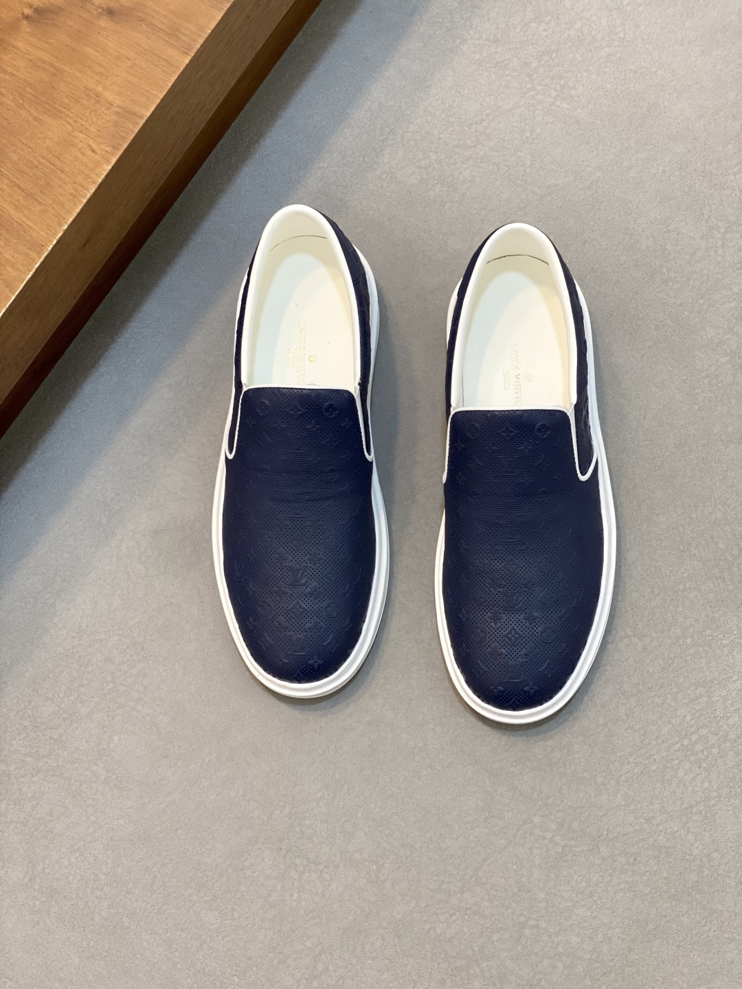 NO:352776,【Louis Vuitton】Louis Vuitton - High-end quality original single - upper imported calfskin, embossed brand logo - inner lining, cowhide inner lining - outsole ultra-light TPU foamed and molded sole - ultra-high quality control, fine workmanship highlighted (high-end, noble, grade) - Size 38-44 (45 can be customized),,louis vuitton,louis vuitton,cowhide19860909【Louis Vuitton】路易威登 -高端品质 原单 -鞋面意大利进口小牛皮、压花品牌logo -内里牛皮内里,牛皮垫脚 -大底超轻TPU发泡成型大底 -超高品控·做工精细凸显(高端·贵气·档次) -Size 38-44（45可订做),,louis vuitton,louis vuitton,cowhide,Men's shoes