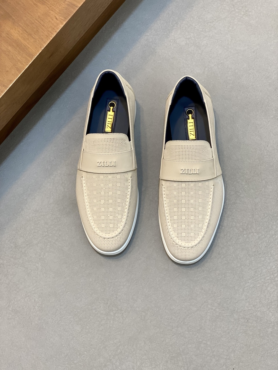 NO:341477,ZILLI French luxury men's shoes ZILLI is a simple style that suits you. It has both spirit and shape, and writes the charm of men. Between the edges and corners, the style is displayed, and high-quality calfskin is used, comfortable and soft. The body is hollowed out, so that the feet are always refreshing and breathable in summer. The insole is made of natural latex material, and the foot feels more comfortable. size39-44 (customized by 38.45.46), ZILLI, cowhide19860909ZILLI法国顶奢男鞋ZILLI目之所及简约风貌随心而行.神形兼备,谱写男士魅力.棱角之间,展述风格,选用优质小牛皮,舒适 柔软 鞋身镂空设计,夏季穿着时刻保持双脚清爽透气 鞋垫采用天然乳胶材质脚感更加舒适 size39-44（38.45.46定制）,ZILLI,cowhide,Men's shoes