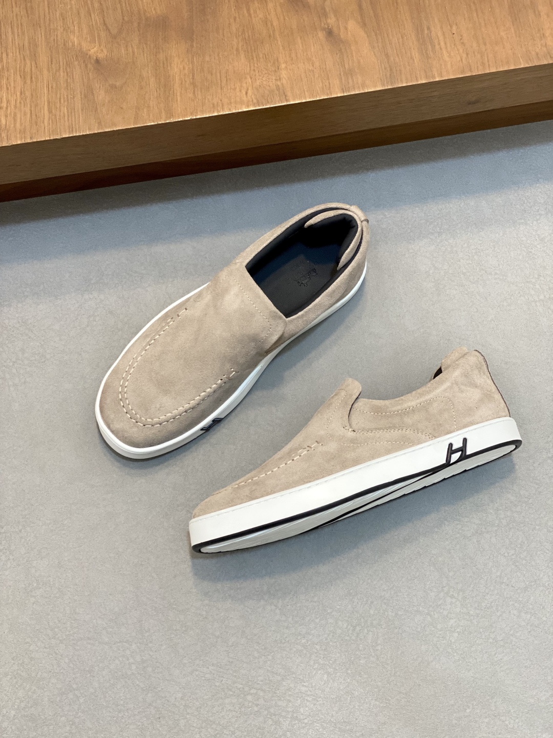 💰340 H爱马仕Kiddy免系带运动鞋 👟！牛仔布和进口牛皮免系带运动鞋，饰有标志性“H”细节。设计简约流畅，打造时尚都市造型。
size：39-44（38.45.46定制）