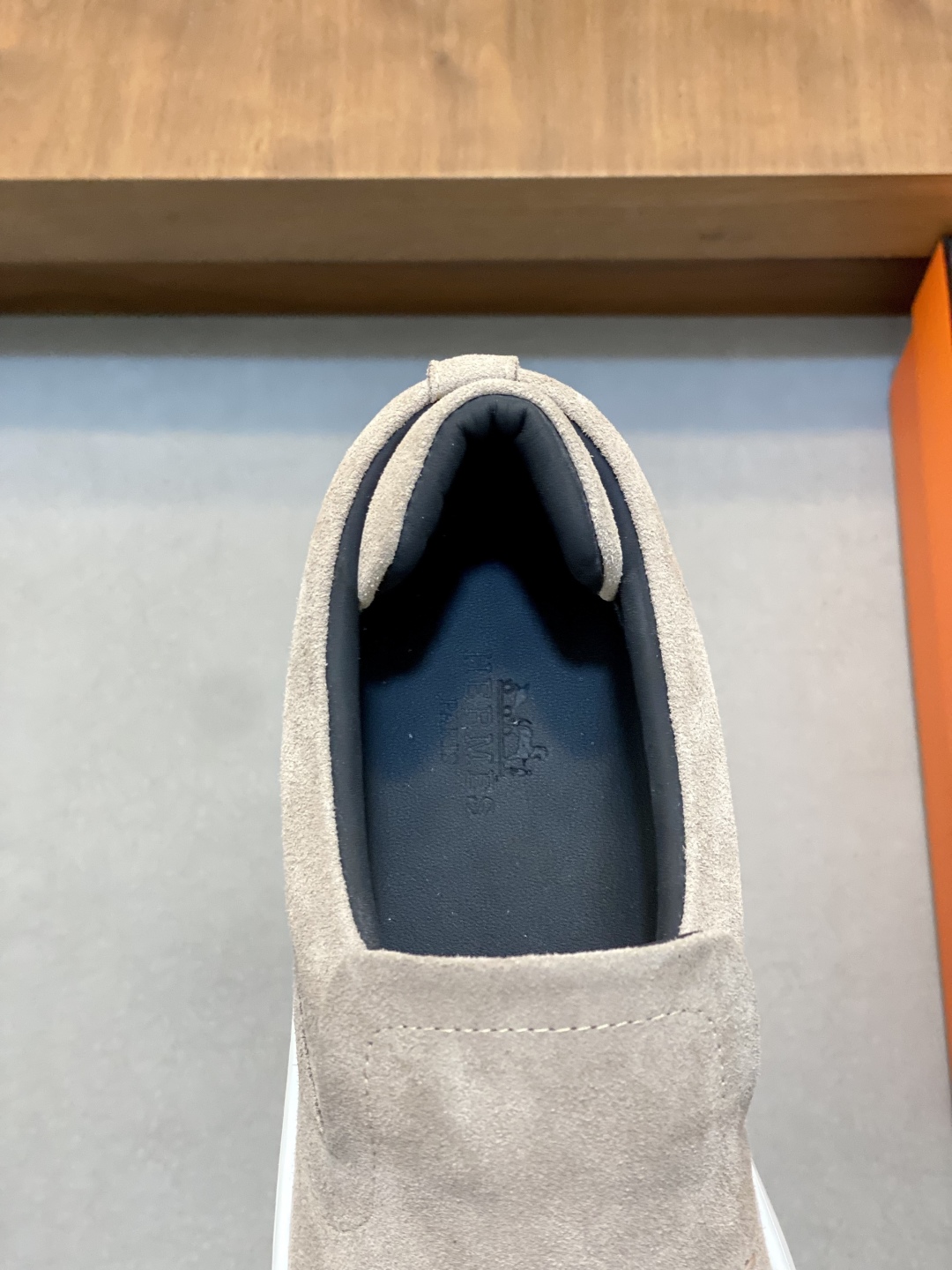 💰340 H爱马仕Kiddy免系带运动鞋 👟！牛仔布和进口牛皮免系带运动鞋，饰有标志性“H”细节。设计简约流畅，打造时尚都市造型。
size：39-44（38.45.46定制）