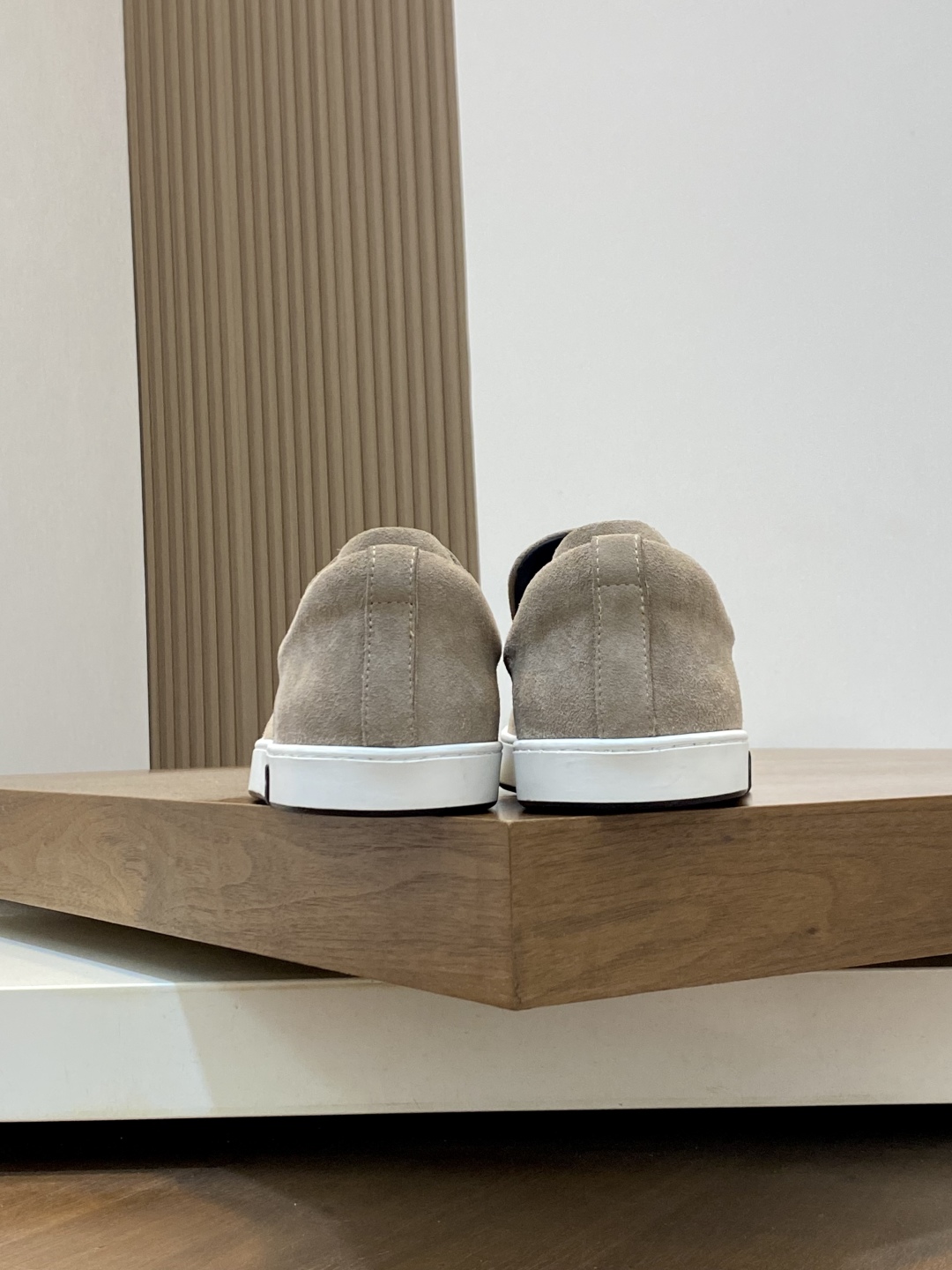 💰340 H爱马仕Kiddy免系带运动鞋 👟！牛仔布和进口牛皮免系带运动鞋，饰有标志性“H”细节。设计简约流畅，打造时尚都市造型。
size：39-44（38.45.46定制）