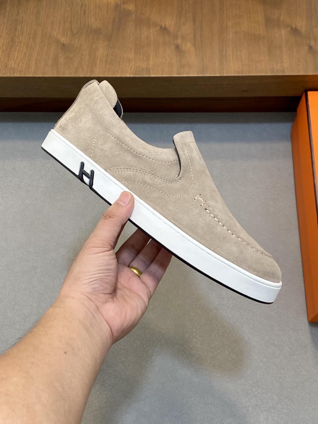 💰340 H爱马仕Kiddy免系带运动鞋 👟！牛仔布和进口牛皮免系带运动鞋，饰有标志性“H”细节。设计简约流畅，打造时尚都市造型。
size：39-44（38.45.46定制）