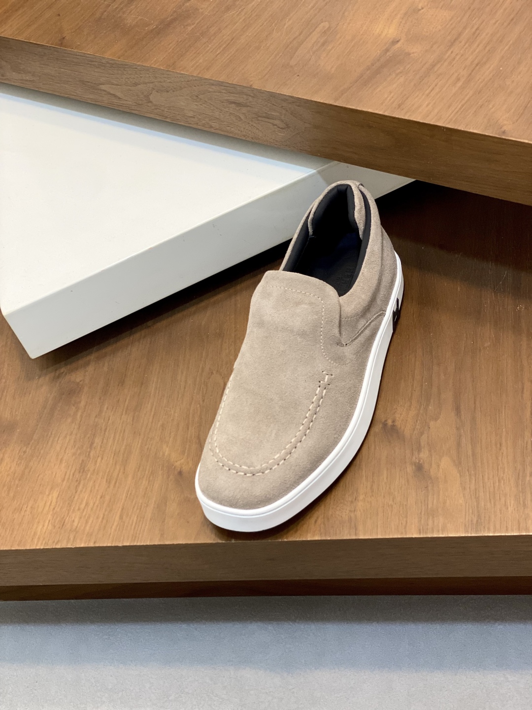 💰340 H爱马仕Kiddy免系带运动鞋 👟！牛仔布和进口牛皮免系带运动鞋，饰有标志性“H”细节。设计简约流畅，打造时尚都市造型。
size：39-44（38.45.46定制）