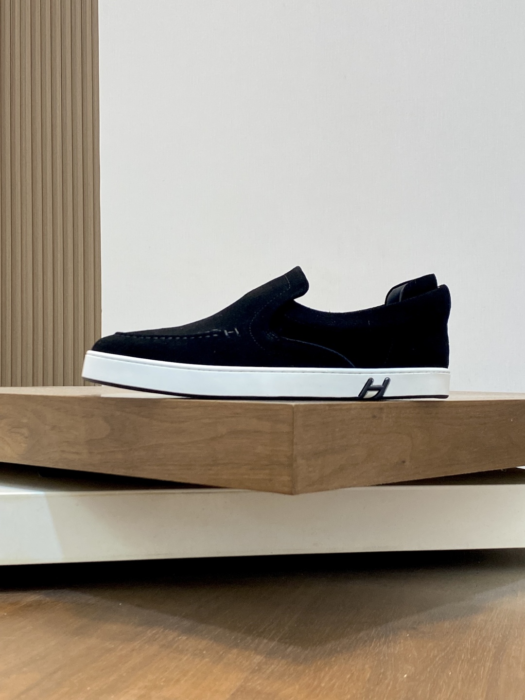 💰340 H爱马仕Kiddy免系带运动鞋 👟！牛仔布和进口牛皮免系带运动鞋，饰有标志性“H”细节。设计简约流畅，打造时尚都市造型。
size：39-44（38.45.46定制）