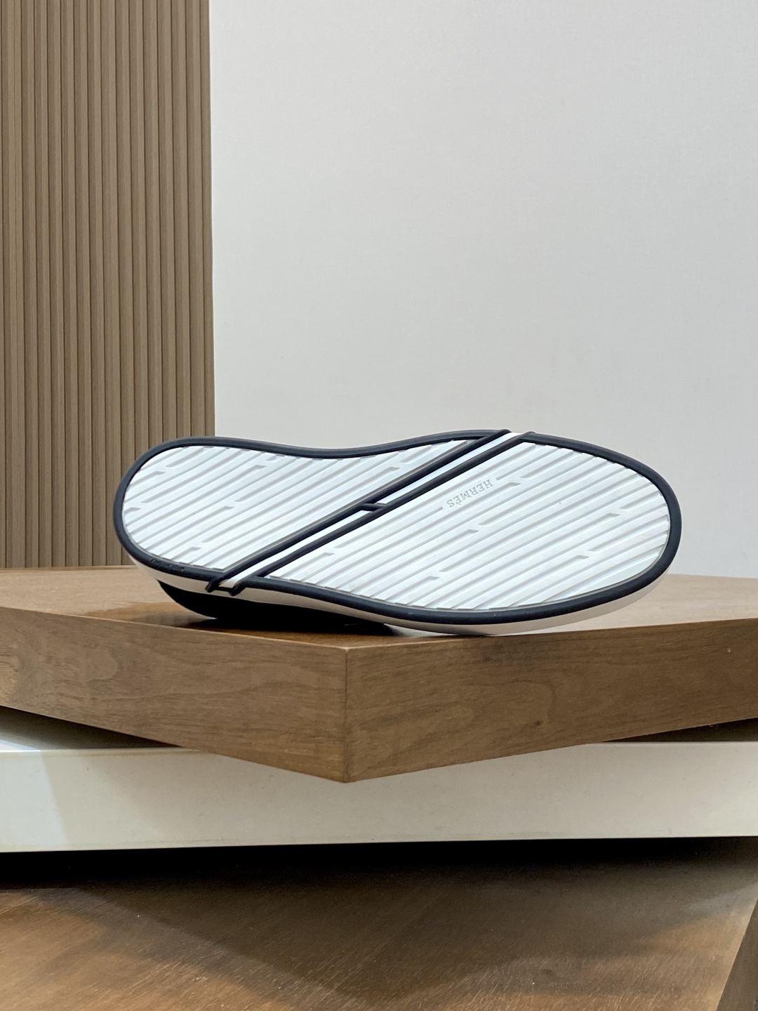 💰340 H爱马仕Kiddy免系带运动鞋 👟！牛仔布和进口牛皮免系带运动鞋，饰有标志性“H”细节。设计简约流畅，打造时尚都市造型。
size：39-44（38.45.46定制）