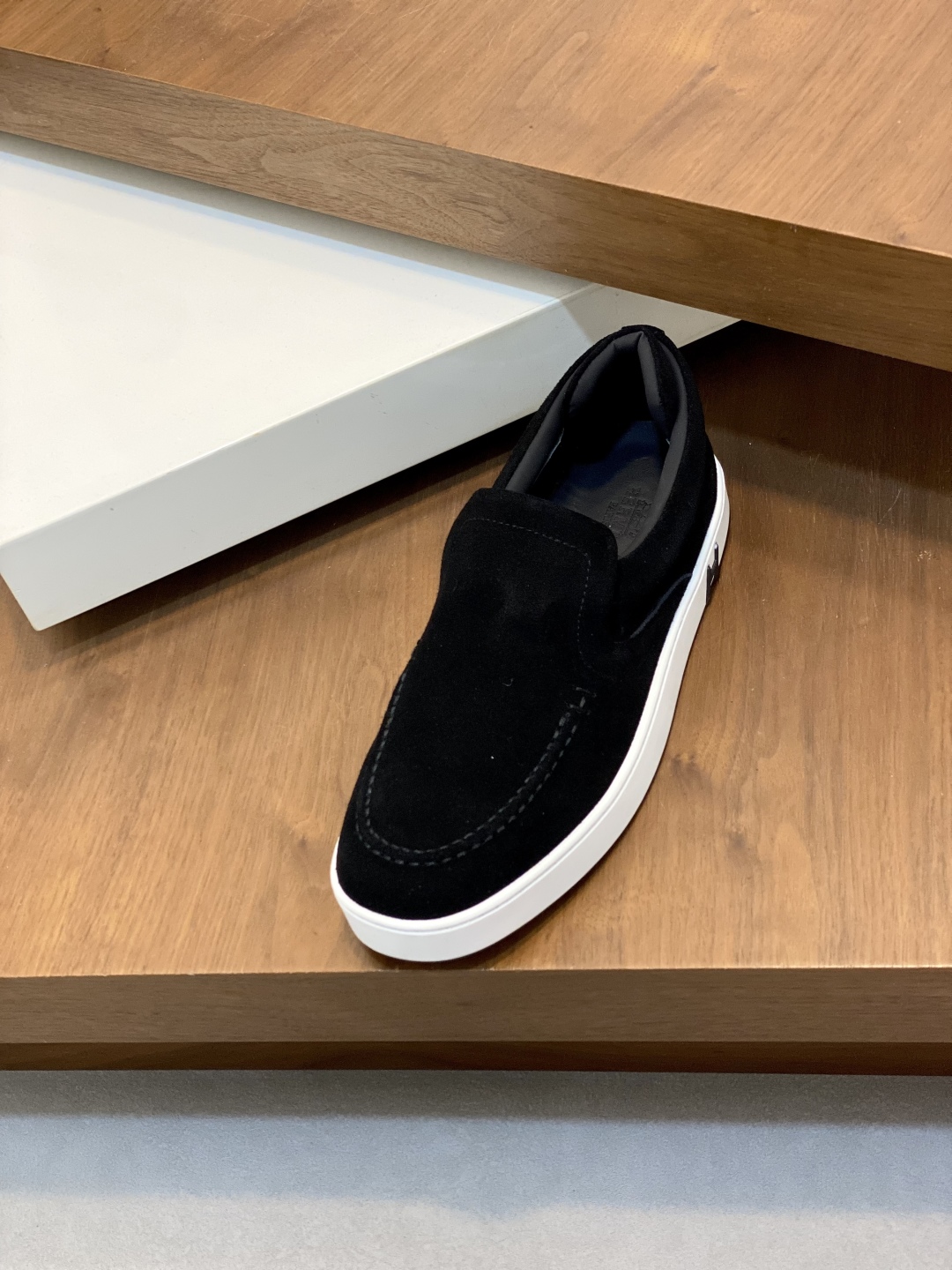 💰340 H爱马仕Kiddy免系带运动鞋 👟！牛仔布和进口牛皮免系带运动鞋，饰有标志性“H”细节。设计简约流畅，打造时尚都市造型。
size：39-44（38.45.46定制）