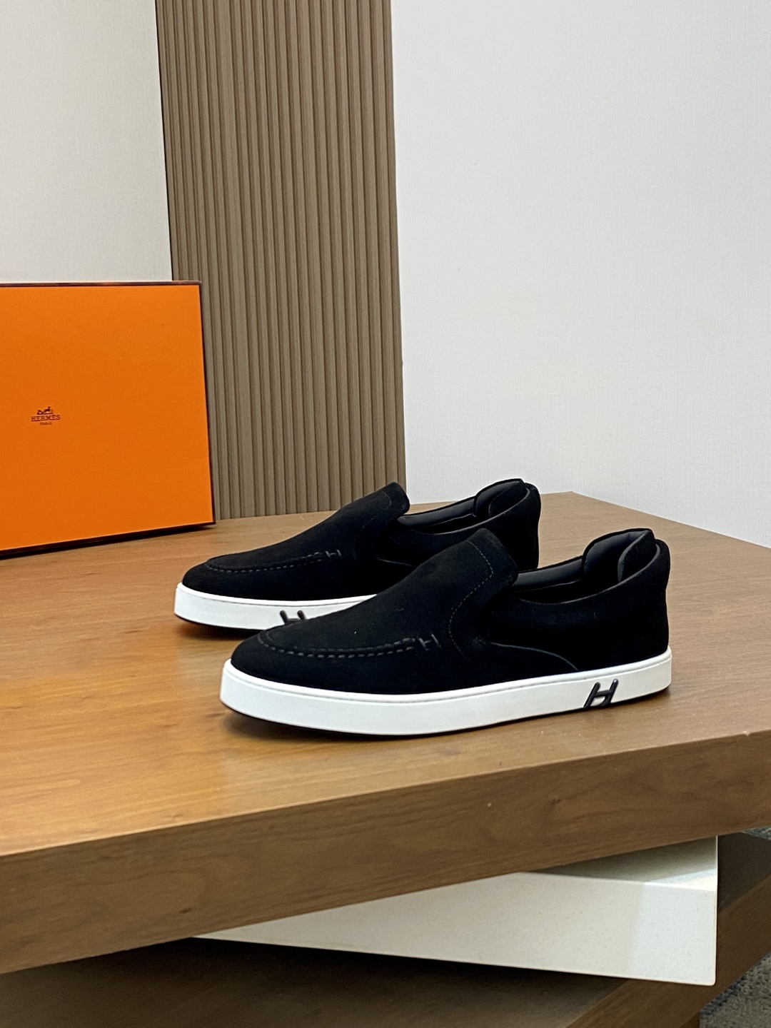 💰340 H爱马仕Kiddy免系带运动鞋 👟！牛仔布和进口牛皮免系带运动鞋，饰有标志性“H”细节。设计简约流畅，打造时尚都市造型。
size：39-44（38.45.46定制）