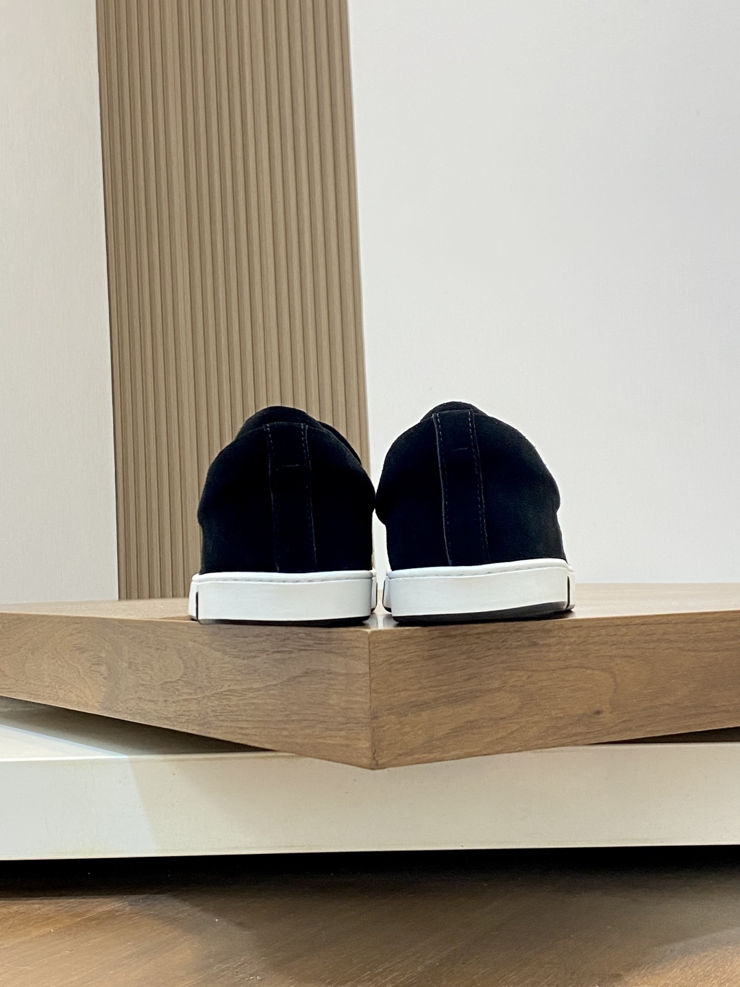 💰340 H爱马仕Kiddy免系带运动鞋 👟！牛仔布和进口牛皮免系带运动鞋，饰有标志性“H”细节。设计简约流畅，打造时尚都市造型。
size：39-44（38.45.46定制）