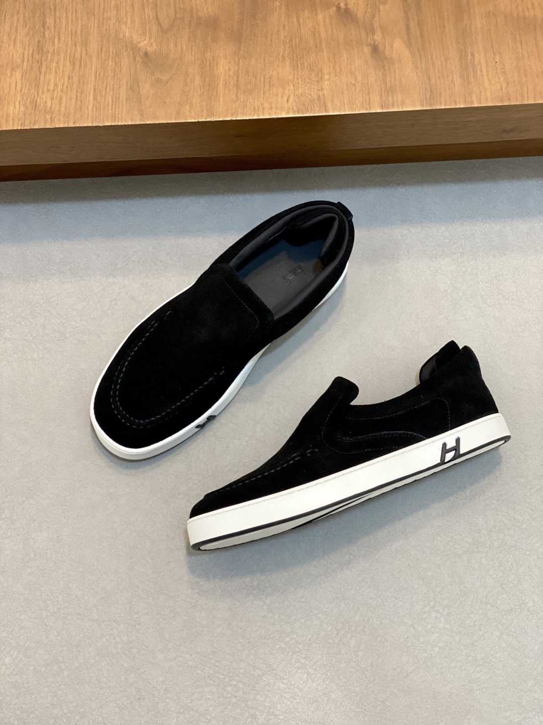 💰340 H爱马仕Kiddy免系带运动鞋 👟！牛仔布和进口牛皮免系带运动鞋，饰有标志性“H”细节。设计简约流畅，打造时尚都市造型。
size：39-44（38.45.46定制）