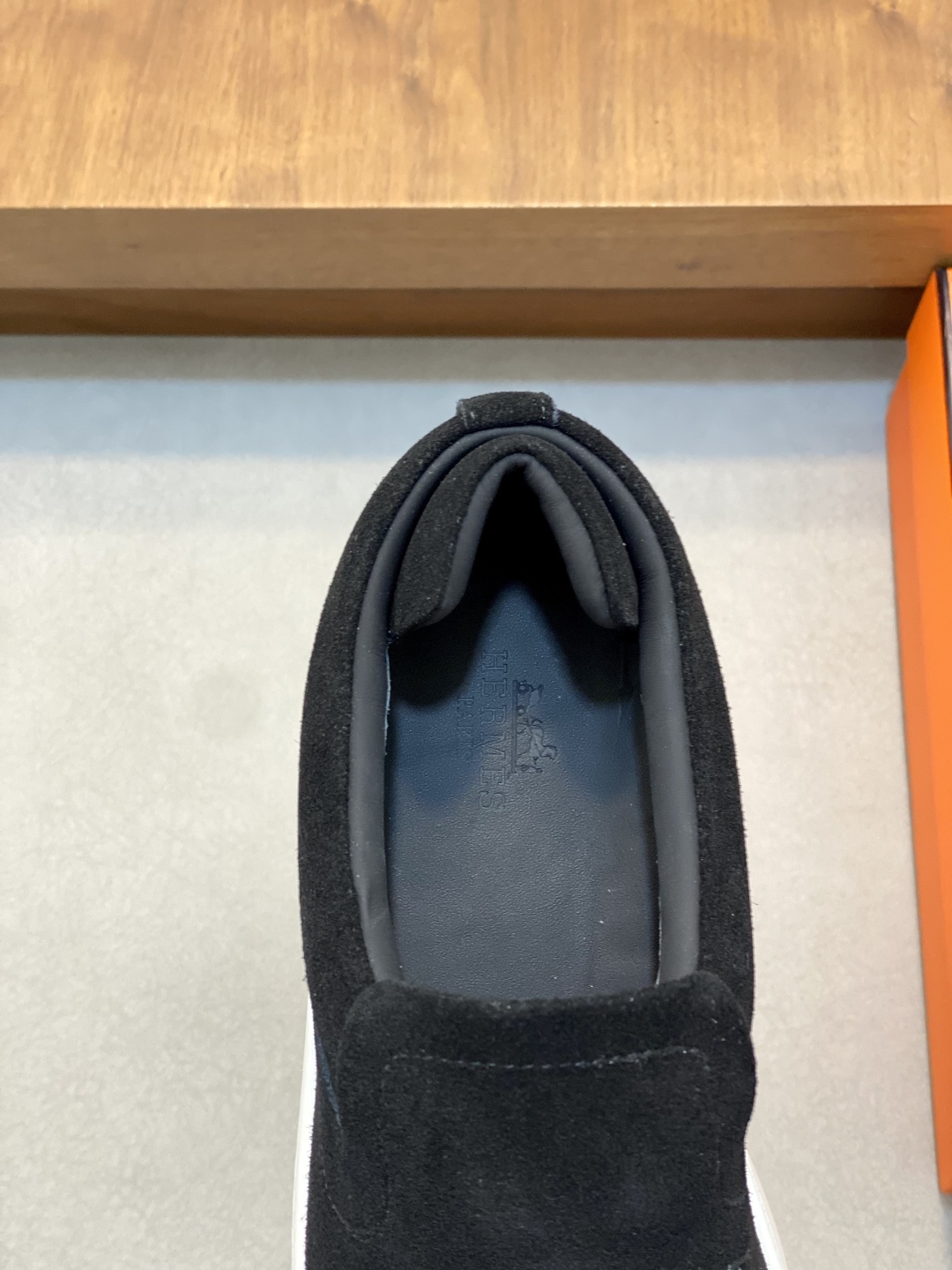 💰340 H爱马仕Kiddy免系带运动鞋 👟！牛仔布和进口牛皮免系带运动鞋，饰有标志性“H”细节。设计简约流畅，打造时尚都市造型。
size：39-44（38.45.46定制）