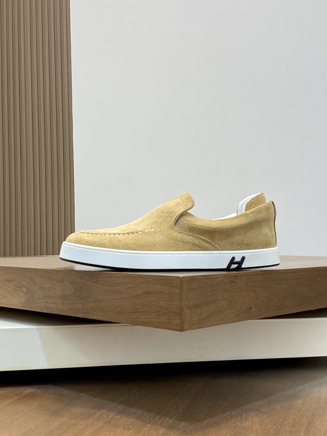 💰340 H爱马仕Kiddy免系带运动鞋 👟！牛仔布和进口牛皮免系带运动鞋，饰有标志性“H”细节。设计简约流畅，打造时尚都市造型。
size：39-44（38.45.46定制）