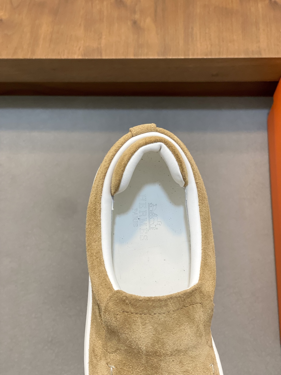 💰340 H爱马仕Kiddy免系带运动鞋 👟！牛仔布和进口牛皮免系带运动鞋，饰有标志性“H”细节。设计简约流畅，打造时尚都市造型。
size：39-44（38.45.46定制）