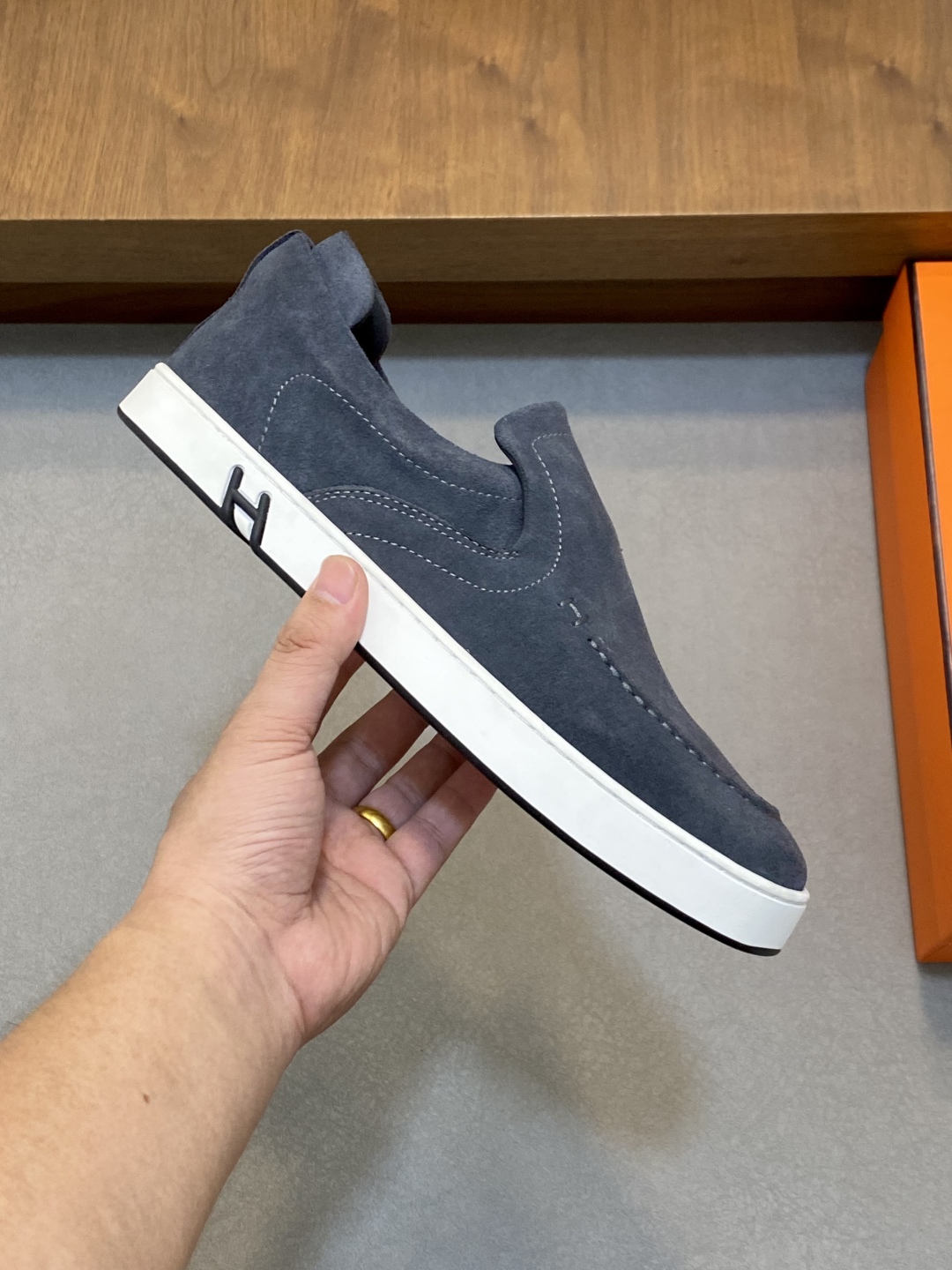 💰340 H爱马仕Kiddy免系带运动鞋 👟！牛仔布和进口牛皮免系带运动鞋，饰有标志性“H”细节。设计简约流畅，打造时尚都市造型。
size：39-44（38.45.46定制）