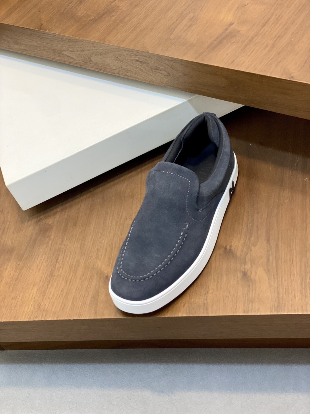 💰340 H爱马仕Kiddy免系带运动鞋 👟！牛仔布和进口牛皮免系带运动鞋，饰有标志性“H”细节。设计简约流畅，打造时尚都市造型。
size：39-44（38.45.46定制）