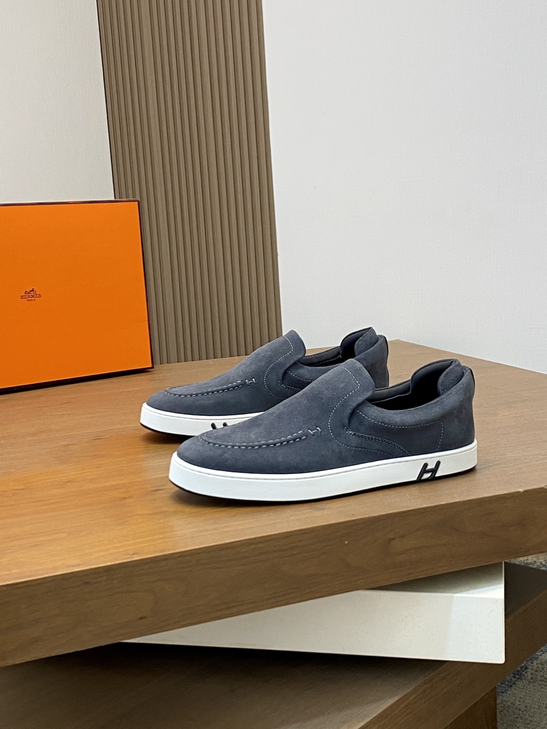 💰340 H爱马仕Kiddy免系带运动鞋 👟！牛仔布和进口牛皮免系带运动鞋，饰有标志性“H”细节。设计简约流畅，打造时尚都市造型。
size：39-44（38.45.46定制）