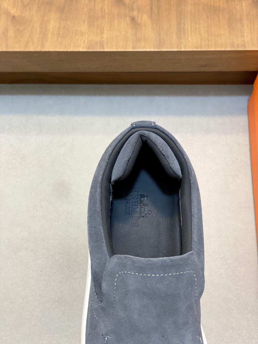 💰340 H爱马仕Kiddy免系带运动鞋 👟！牛仔布和进口牛皮免系带运动鞋，饰有标志性“H”细节。设计简约流畅，打造时尚都市造型。
size：39-44（38.45.46定制）