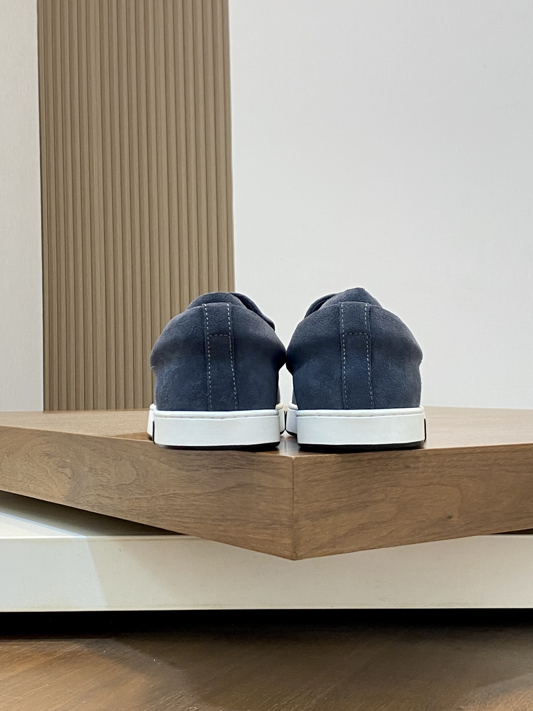 💰340 H爱马仕Kiddy免系带运动鞋 👟！牛仔布和进口牛皮免系带运动鞋，饰有标志性“H”细节。设计简约流畅，打造时尚都市造型。
size：39-44（38.45.46定制）