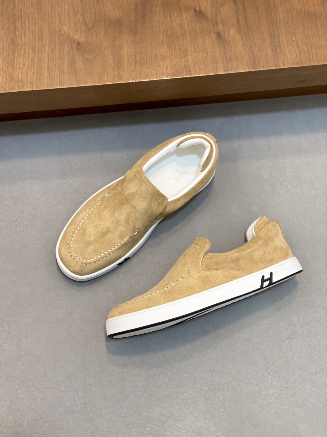 💰340 H爱马仕Kiddy免系带运动鞋 👟！牛仔布和进口牛皮免系带运动鞋，饰有标志性“H”细节。设计简约流畅，打造时尚都市造型。
size：39-44（38.45.46定制）