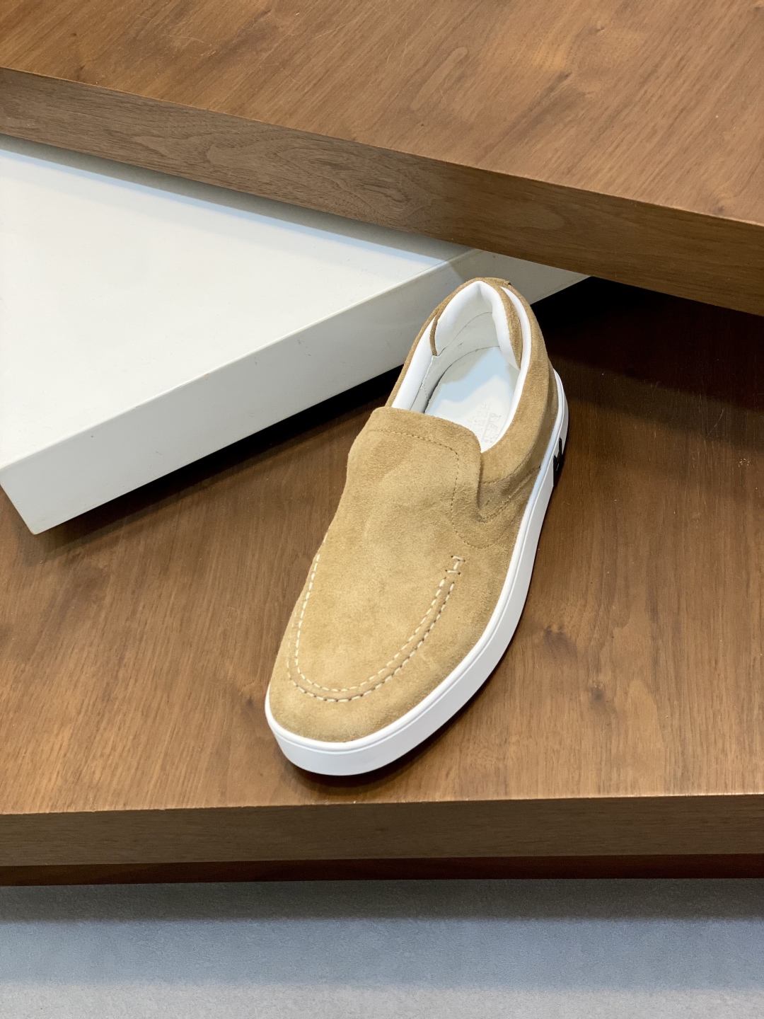 💰340 H爱马仕Kiddy免系带运动鞋 👟！牛仔布和进口牛皮免系带运动鞋，饰有标志性“H”细节。设计简约流畅，打造时尚都市造型。
size：39-44（38.45.46定制）