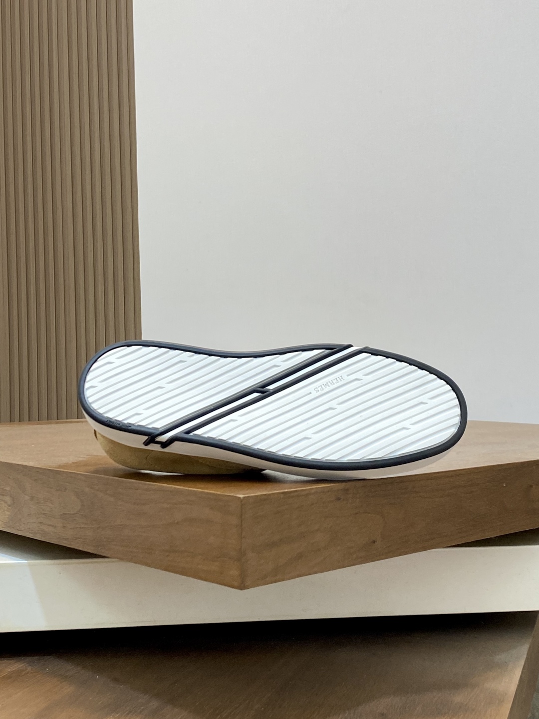 💰340 H爱马仕Kiddy免系带运动鞋 👟！牛仔布和进口牛皮免系带运动鞋，饰有标志性“H”细节。设计简约流畅，打造时尚都市造型。
size：39-44（38.45.46定制）