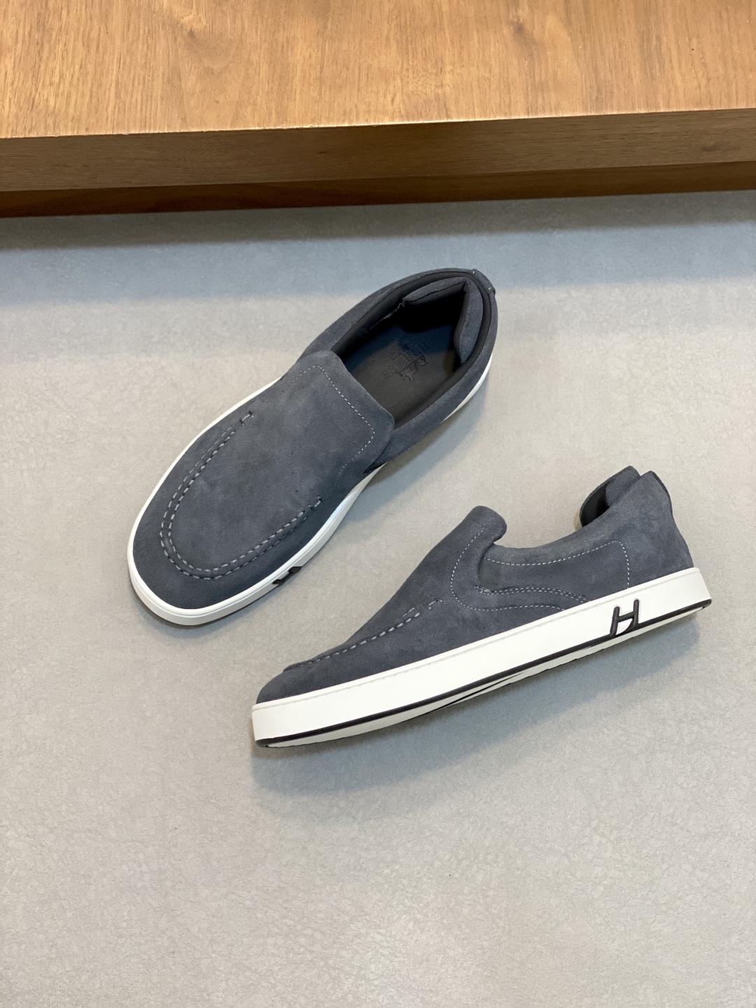 💰340 H爱马仕Kiddy免系带运动鞋 👟！牛仔布和进口牛皮免系带运动鞋，饰有标志性“H”细节。设计简约流畅，打造时尚都市造型。
size：39-44（38.45.46定制）