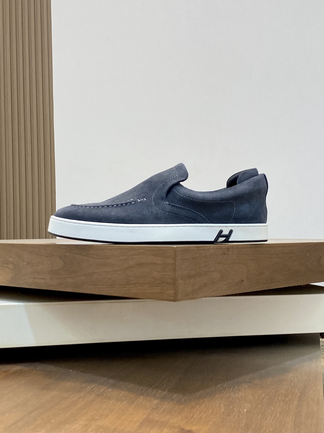 💰340 H爱马仕Kiddy免系带运动鞋 👟！牛仔布和进口牛皮免系带运动鞋，饰有标志性“H”细节。设计简约流畅，打造时尚都市造型。
size：39-44（38.45.46定制）