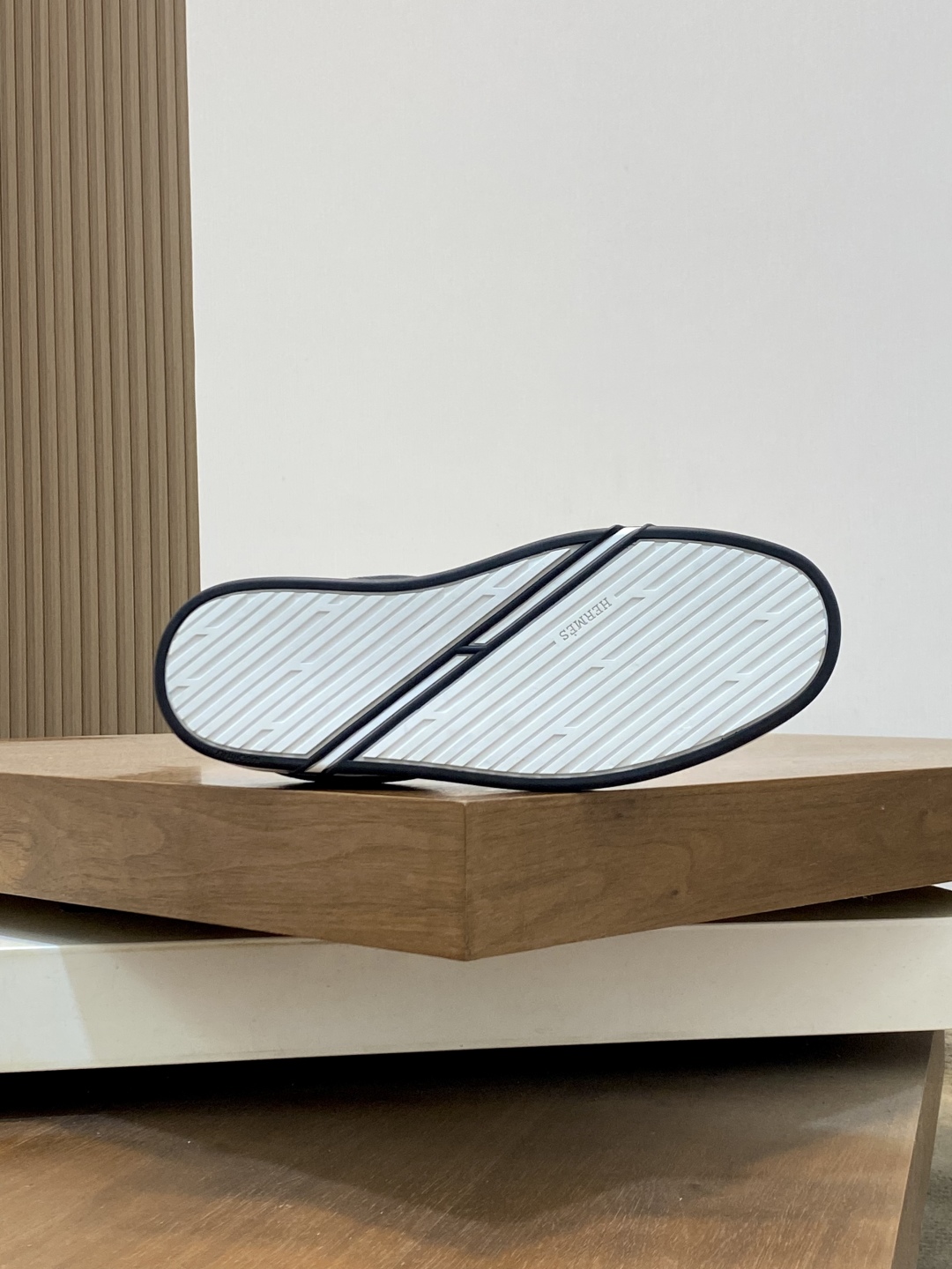 💰340 H爱马仕Kiddy免系带运动鞋 👟！牛仔布和进口牛皮免系带运动鞋，饰有标志性“H”细节。设计简约流畅，打造时尚都市造型。
size：39-44（38.45.46定制）