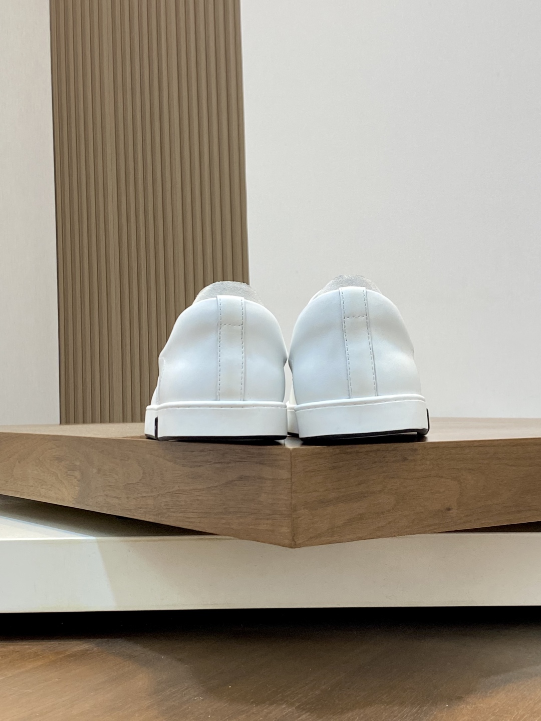 💰340 H爱马仕Kiddy免系带运动鞋 👟！牛仔布和进口牛皮免系带运动鞋，饰有标志性“H”细节。设计简约流畅，打造时尚都市造型。
size：39-44（38.45.46定制）