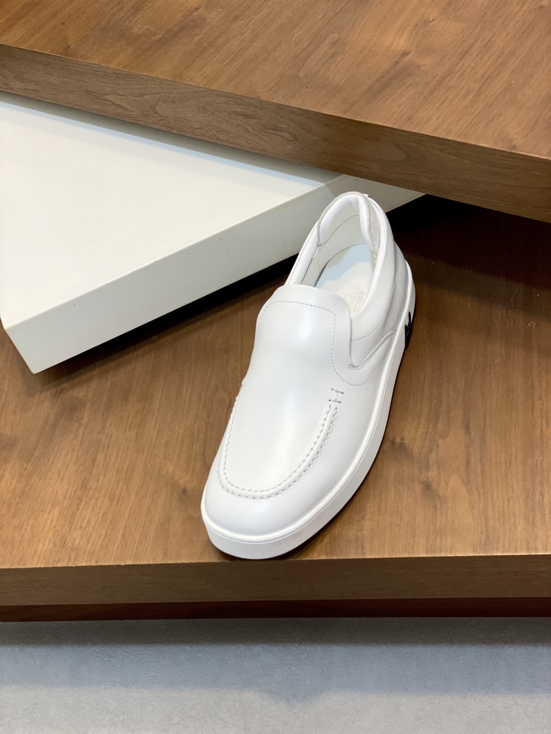 💰340 H爱马仕Kiddy免系带运动鞋 👟！牛仔布和进口牛皮免系带运动鞋，饰有标志性“H”细节。设计简约流畅，打造时尚都市造型。
size：39-44（38.45.46定制）