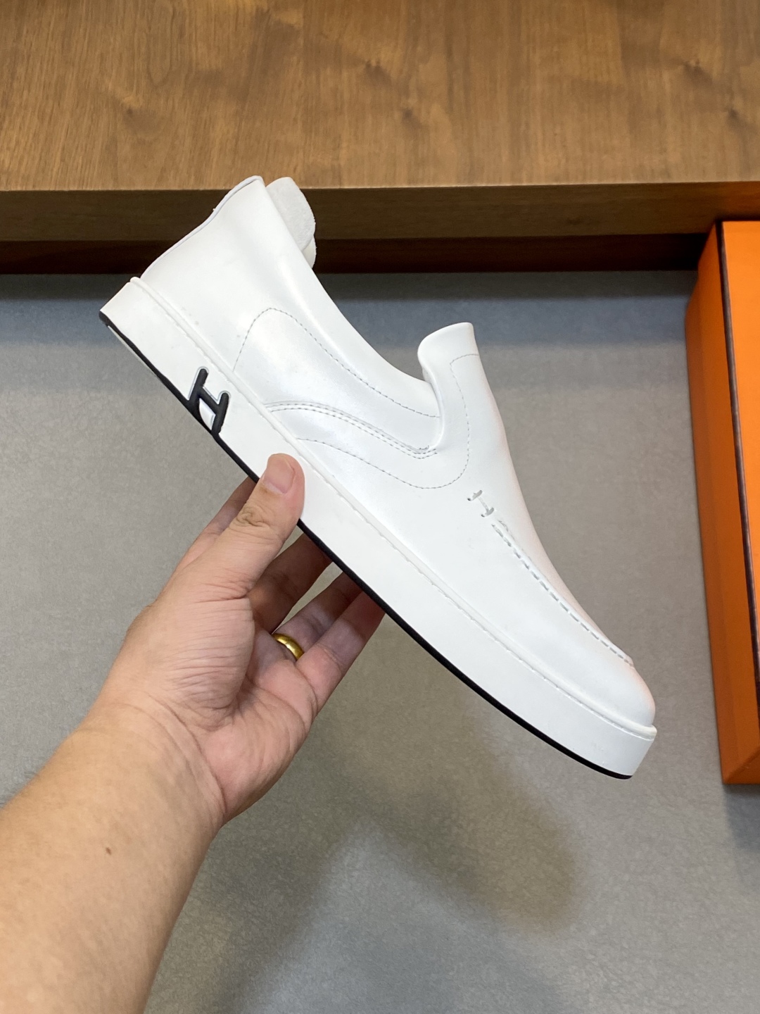 💰340 H爱马仕Kiddy免系带运动鞋 👟！牛仔布和进口牛皮免系带运动鞋，饰有标志性“H”细节。设计简约流畅，打造时尚都市造型。
size：39-44（38.45.46定制）