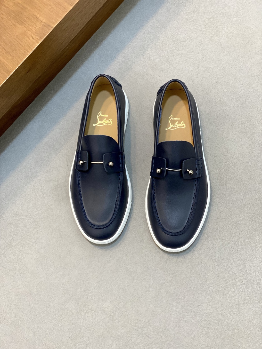 NO:341612,christian louboutin (CL red sole shoes) exclusive hot model release event latex footbed finished product outsole car line [Deyi] global supply [top version] original imported cowhide upper, top original leather lining, original mold opening tpu outsole, original 1:1 details processing, original shoe last, large quantity supply, 39-44 (38, 45 customized), CL leather shoes, christian louboutin, cowhide19860909christian louboutin（CL红底鞋）独家热款发布活动乳胶垫脚成品大底车线[得意]全球供货【顶级版】原版进口牛皮鞋面,顶级原版皮内里,原版开模tpu大底,原版1:1细节处理,原版鞋楦,大量现货供应,码数39-44（38、45订做）,CL皮鞋,christian louboutin,cowhide,Men's shoes