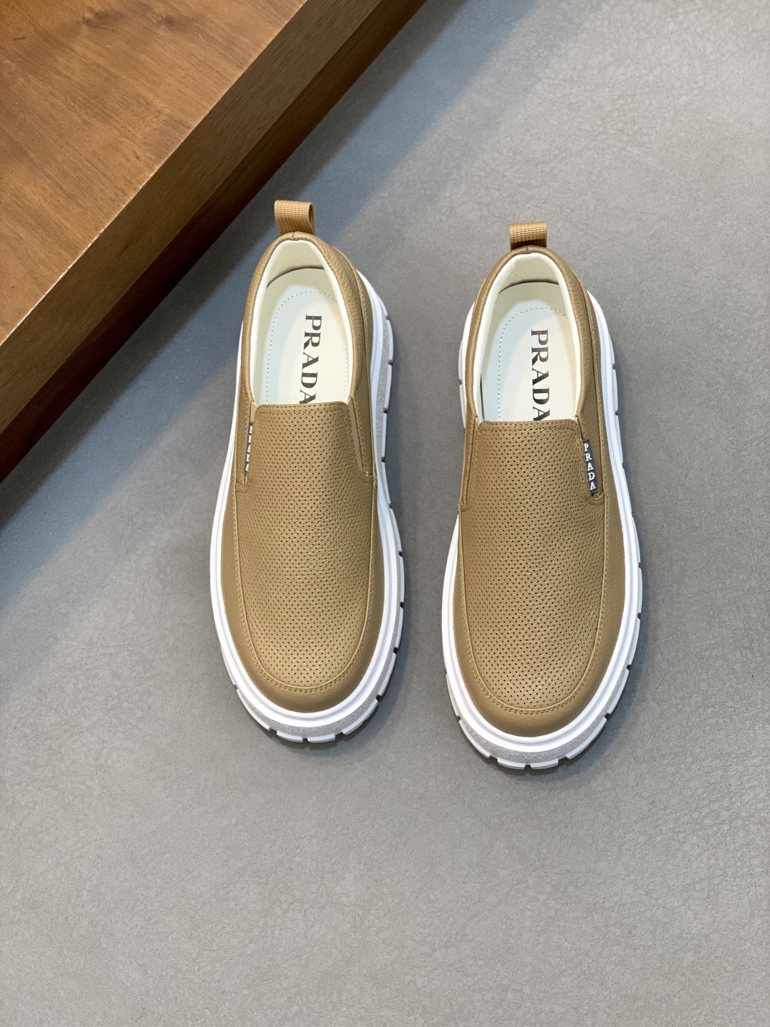 NO:575597,Brand P R A D A color original color matching code number 39-44 customized 38.45. price material Prada new product original low-top casual sports shoes!  The upper is made of original soft cowhide with Prada logo cowhide lining. The cowhide foot pads are original molded ultra-light outsole. High quality is worth owning. Prada, prada, sneakers, cowhide19860909品牌P R A D A 颜色原版配色 码数39-44定做38.45. 价格 材质普拉达新品原单货低帮休闲运动鞋！鞋面采用原版柔软牛皮搭配普拉达标识牛皮内里 牛皮垫脚原版开模超轻大底、高品质值得拥有,普拉达,prada,sneakers,cowhide,Men's shoes