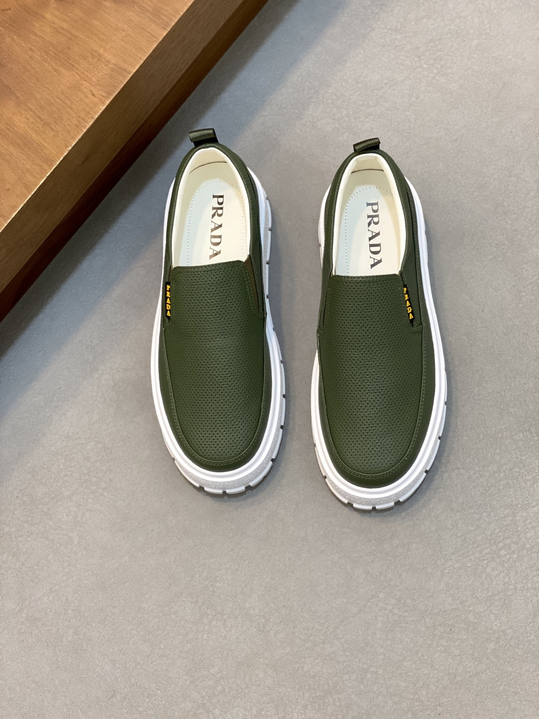 NO:340495,Brand P R A D A Color Original Color Code Number 39-44 Customized 38.45. Price Material Prada New Product Original Single-Custom Low-top Casual Sports Shoes!  The upper is made of original soft cowhide with Prada logo cowhide inner lining. The original cowhide foot pad is super light and has high quality. Prada, prada, sneakers, cowhide19860909品牌P R A D A 颜色原版配色 码数39-44定做38.45. 价格 材质普拉达新品原单货低帮休闲运动鞋！鞋面采用原版柔软牛皮搭配普拉达标识牛皮内里 牛皮垫脚原版开模超轻大底、高品质值得拥有,普拉达,prada,sneakers,cowhide,Men's shoes