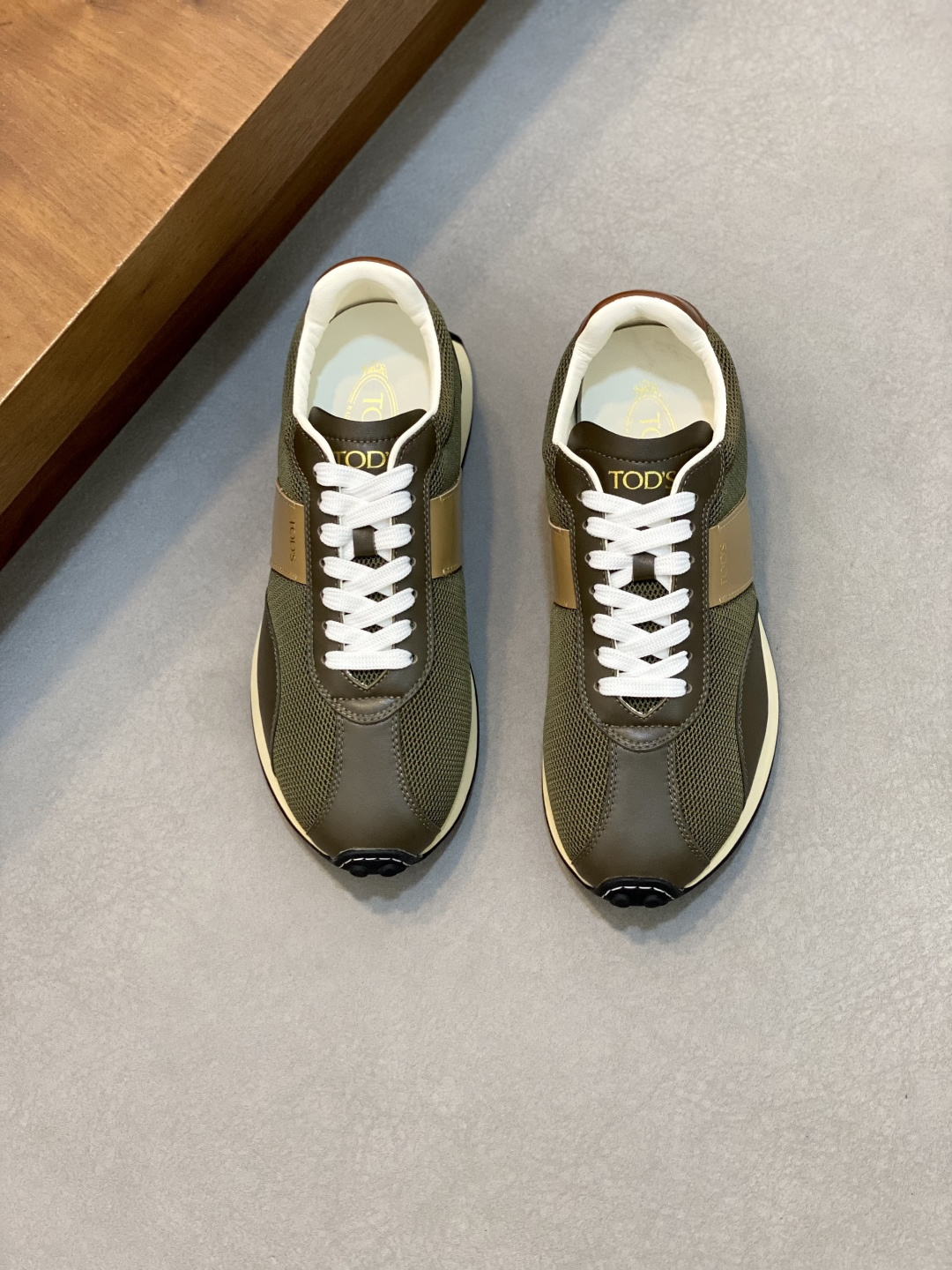 NO:355574,T Top Purchase Response: New products of the street-fried street-fried men's hot casual shoe counter are synchronized, the upper is made of Italian imported silk cowhide, classic and generous layout of manly temperament, imported water-dyed cowhide inner cowhide pad, sole world-class original sole, exclusive movable molded sole is super comfortable, original order goods, high quality, can enter and exit the counter at will, welcome to compare, size 38-44 (can be ordered 45),, cowhide19860909T 顶级代购 托 炸街男神爆款休闲板鞋专柜新品同步,鞋面意大利进口丝绸牛皮拼接而成,经典大方版面男士气质,进口水染牛皮内里牛皮垫,鞋底世原厂特供原版底,独家活动成型底超级舒适,原厂跟单货,高品质,可随意进出专柜,欢迎对比,码数 38-44（可订45）,,cowhide,Men's shoes