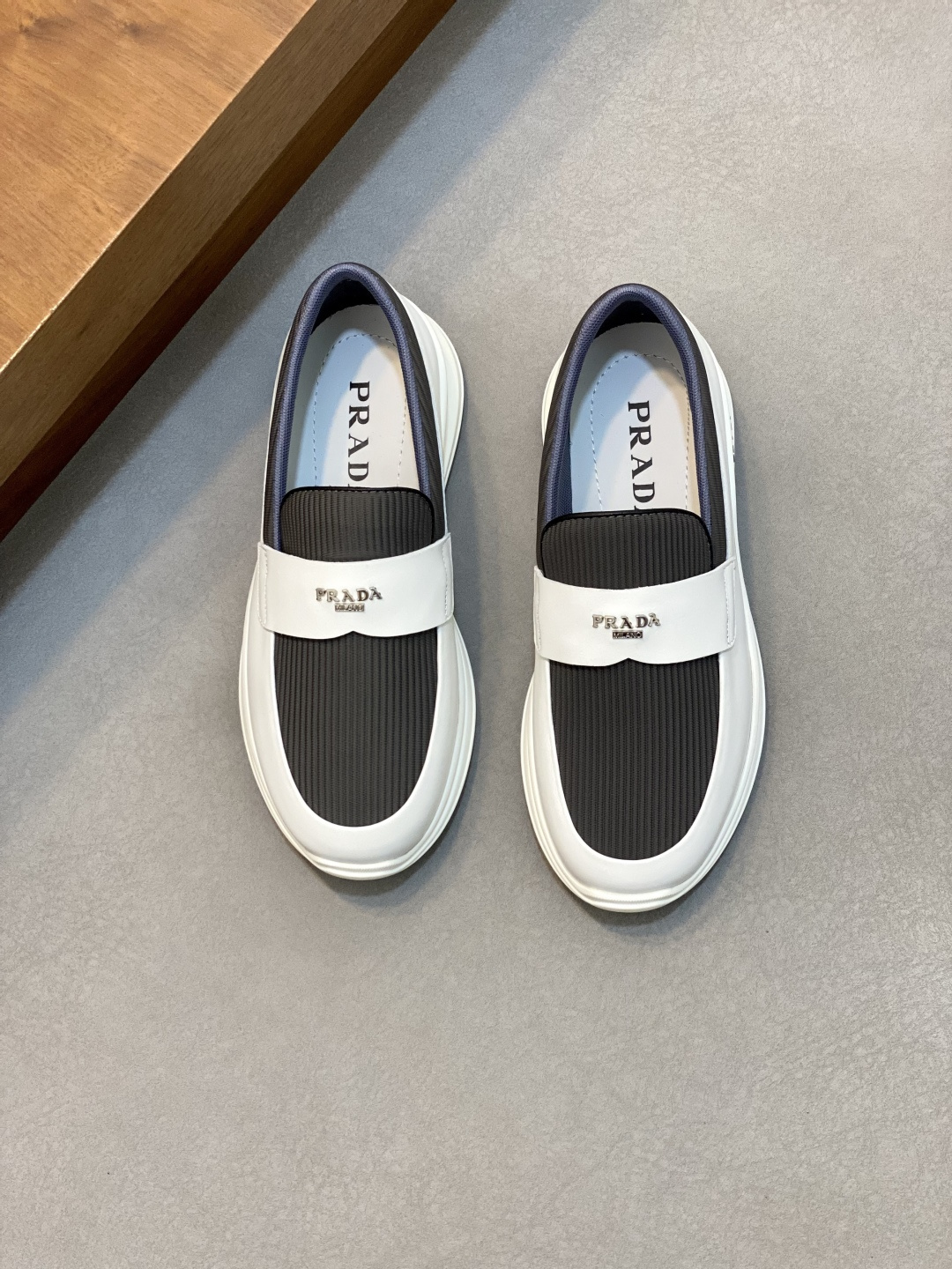 NO:340602,Prad* Prad 2025 new high-end men's sneakers, this sneaker is fashionable and versatile, simple and modern, combining sports style and exquisite details. It is made of leather, matched with rubber soles, imprinted letter logo on the tongue, and the iconic enameled triangle metal logo shows the elegant and exquisite feeling. Size39-44 (customized by 38 and 45), Prada, prada, prada, sneakers19860909Prad*普拉达2025新品男士高端运动鞋,这款运动鞋时尚百搭,简洁现代,融合运动风格和精致细节.选用皮革材质打造,搭配橡胶鞋底,鞋舌压印字母徽标,标志性的涂珐琅三角形金属徽标尽显高雅考究之感. Size39-44（38、45订做）,普拉达,prada,prada,sneakers,Men's shoes