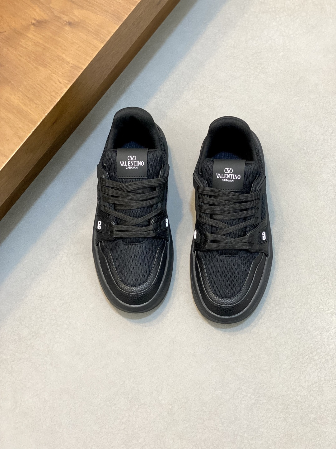 NO:345602,Valentino/VALENTINO JOIE DE JOUER couples low top sneakers This sneaker is made of spliced, with rubber VLOGO SIGNATURE details on the front, punched upper, VLOGO SIGNATURE logo on the tongue, paired with a two-color rubber outsole, paired with a reverse velvet leather fabric lining, logo cowhide insole, stylish and elegant style, comfortable and breathable on the feet, full of personality, complete with a full set of original packaging!  Number of codes 39-44 (38, 45 customized), valentino, valentino, sneakers, cowhide19860909华伦天奴/VALENTINO JOIE DE JOUER情侣款低帮运动鞋 这款运动鞋采用拼接而成,正面饰有橡胶 VLOGO SIGNATURE 细节,鞋面冲孔处理,鞋舌处饰有 VLOGO SIGNATURE 标识,搭配双色橡胶大底,搭配反绒皮革织物内衬,徽标牛皮鞋垫,款式时尚大方,上脚舒适透气,个性十足,配全套原包装！ 码数39-44（38、45订做）,,valentino,valentino,sneakers,cowhide,Men's shoes