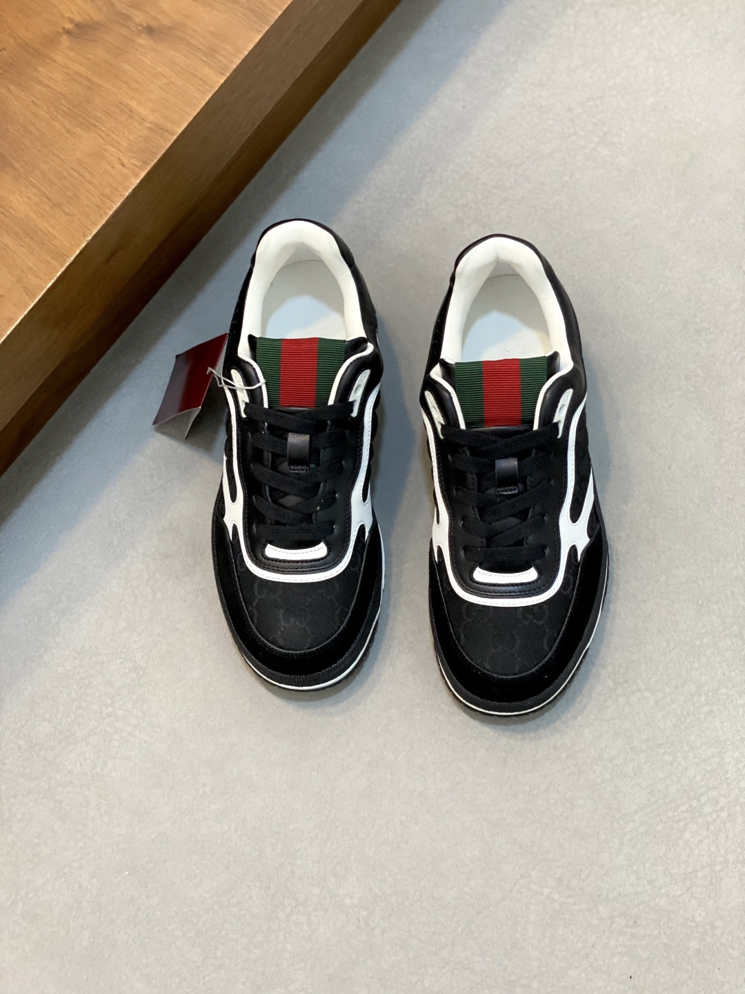 NO:345499,- As the first sneaker created by Sabato De Sarno for Gucci, the Re-Web series rejuvenates the brand's classic stripes, and reflects the modern silhouette design with bold and unruly chic details. The shoes are craftsmanship of white leather. This new sneaker is exquisitely embellished with classic details of multiple brands, with a dazzling red and green webbing tongue, which makes people fall in love with at first sight. The white leather is soft and shiny with special process, and is equipped with a grainy texture made by imprints. Handwritten Gucci logo and interlocking double G webbing signs are decorated with interlocking double G and handwritten Gucci logo rubber outsole interlocking double G details holes Decorated with webbing tongue Size39-44 (38, 45 customized),,gucci,sneakers19860909- 作为Sabato De Sarno为Gucci打造的首款运动鞋,Re-Web系列焕新演绎品牌经典条纹,以大胆不羁的别致细节衬映现代感十足的廓形设计.这款鞋履以白色皮革匠心打造.这款全新运动鞋匠心缀饰多个品牌经典细节,配以亮眼的红绿织带鞋舌,让人一见倾心. 白色皮革经特殊工艺处理柔软而有光泽,配以压印而得的颗粒状纹理 手写体Gucci标识和互扣式双G织带标牌饰互扣式双G和手写体Gucci标识橡胶外底饰互扣式双G细节孔眼 饰织带鞋舌 Size39-44（38、45订做）,,gucci,sneakers,Men's shoes