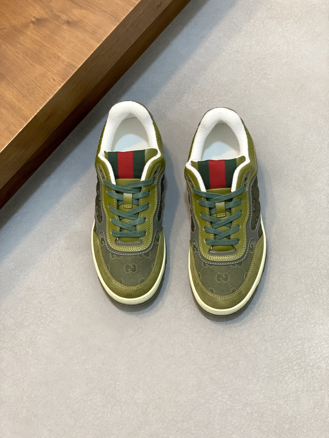 NO:341588,- As the first sneaker created by Sabato De Sarno for Gucci, the Re-Web series rejuvenates the brand's classic stripes, and reflects the modern silhouette design with bold and unruly unique details. The shoes are craftsmanship of white leather. This new sneaker is exquisitely embellished with classic details of multiple brands, with a dazzling red and green webbing tongue, which makes people fall in love with at first sight. The white leather is soft and shiny with special craftsmanship, and is equipped with a grainy texture made by imprints. Handwritten Gucci logo and interlocking double G webbing signs are decorated with interlocking double G and handwritten Gucci logo rubber outsole interlocking double G details holes Decorated with webbing tongue Size39-44 (customized by 38 and 45), Gucci casual shoes, gucci, sneakers19860909- 作为Sabato De Sarno为Gucci打造的首款运动鞋,Re-Web系列焕新演绎品牌经典条纹,以大胆不羁的别致细节衬映现代感十足的廓形设计.这款鞋履以白色皮革匠心打造.这款全新运动鞋匠心缀饰多个品牌经典细节,配以亮眼的红绿织带鞋舌,让人一见倾心. 白色皮革经特殊工艺处理柔软而有光泽,配以压印而得的颗粒状纹理 手写体Gucci标识和互扣式双G织带标牌饰互扣式双G和手写体Gucci标识橡胶外底饰互扣式双G细节孔眼 饰织带鞋舌 Size39-44（38、45订做）,古奇 休闲鞋,gucci,sneakers,Men's shoes