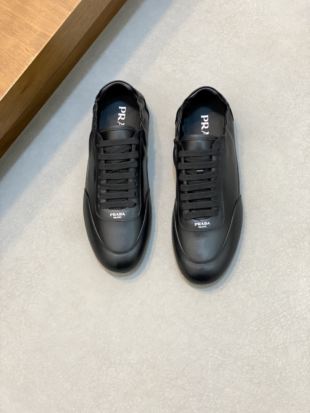 NO:341414,【PRADA】 - High-end quality Original single - Upper leather upper silk-print brand logo - Inner footbed; Water dyed cowhide - Ultra-light TPR·rubber; Molded sole - Ultra-high quality control·fine workmanship highlighted (high-end, noble, grade) -Size 39-44 (38 45, custom made)·, Prada, prada, prada, cowhide19860909【 PRADA】 -高端品质 原单 -鞋面皮鞋面丝印品牌Logo -内里垫脚；水染牛皮 -大底超轻TPR·橡胶; 成型大底 -超高品控·做工精细凸显(高端·贵气·档次) -Size 39-44（38 45,可订做)·,普拉达,prada,prada,cowhide,Men's shoes