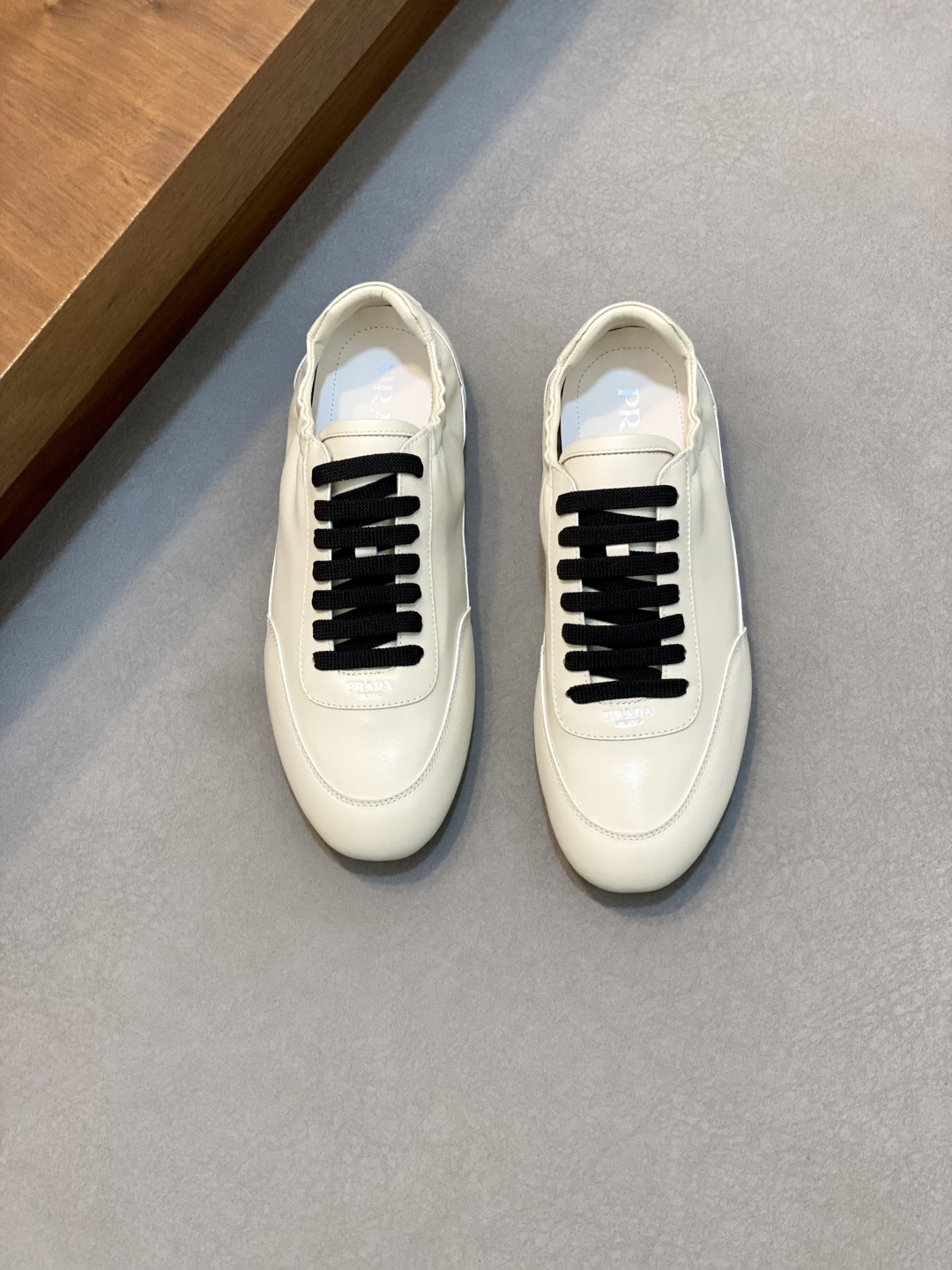 NO:345003,【PRADA】 - High-end quality Original single - Upper leather upper silk-print brand logo - Inner footbed; Water dyed cowhide - Ultra-light TPR·rubber; Molded sole - Ultra-high quality control·fine workmanship highlighted (high-end, noble, grade) -Size 39-44 (38 45, custom made),,prada,cowhide19860909【 PRADA】 -高端品质 原单 -鞋面皮鞋面丝印品牌Logo -内里垫脚；水染牛皮 -大底超轻TPR·橡胶; 成型大底 -超高品控·做工精细凸显(高端·贵气·档次) -Size 39-44（38 45,可订做)·,,prada,cowhide,Men's shoes